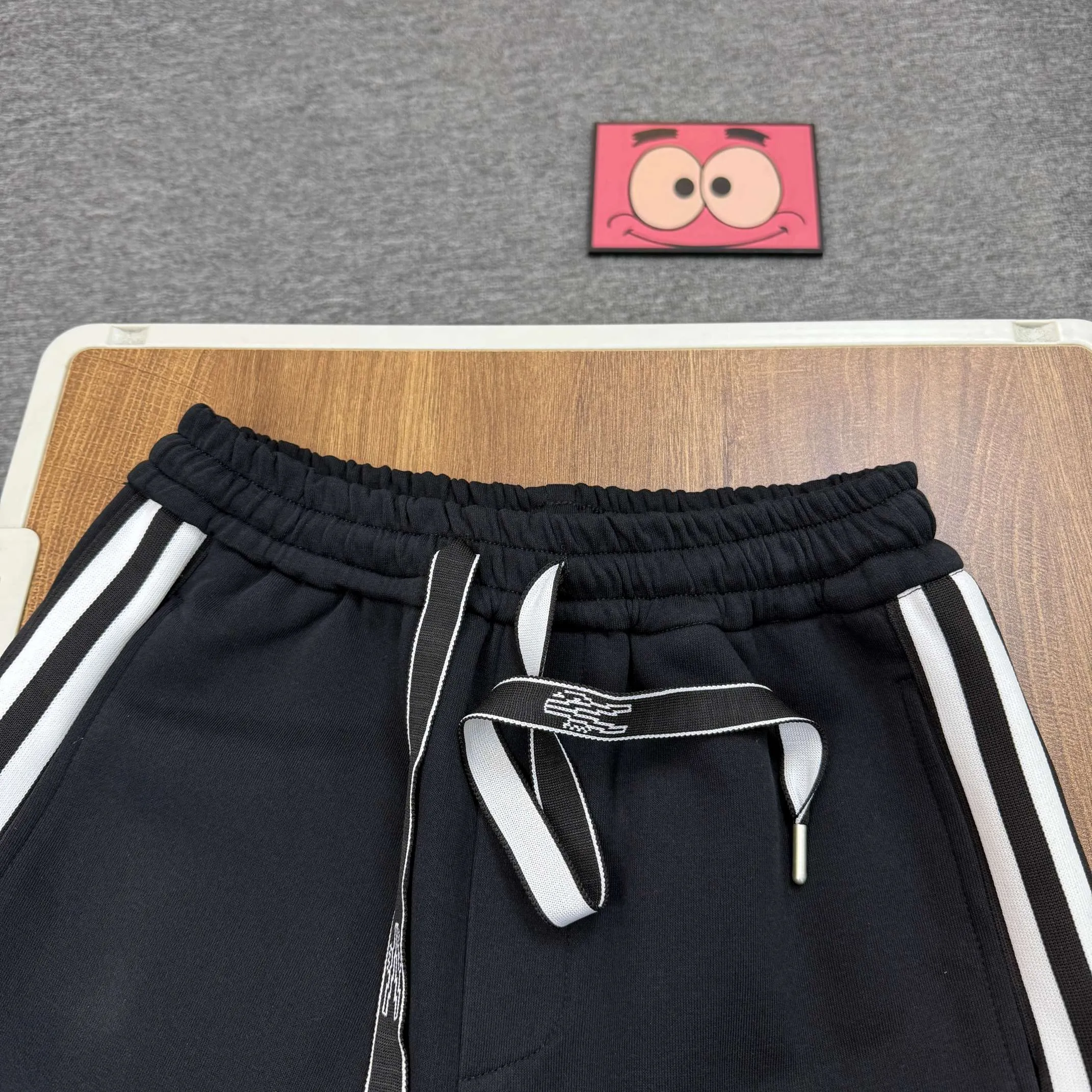 P210 Style No. C133 New style hooded iron mark striped drawstring webbing straight-leg sweatpants MONCLER official website ZP synchronous new style sweatpants. The fabric is made of 450g heavyweight double-ply double yarn composite fabric. Classic hooded iron mark ➕ printed webbing technology. The sides are two-color classic pure cotton webbing. Elastic drawstring waist design is full of flexibility. The inner hemming and stripping workmanship is high and the details are perfect. The fit is loose. It is made with conscience and can withstand high temperatures. It will not fall off. It can be machine washed. Factory-made workmanship, the bag strips are neatly arranged with double needles, a popular Internet celebrity model, very popular Color: Black Size: S M L XL