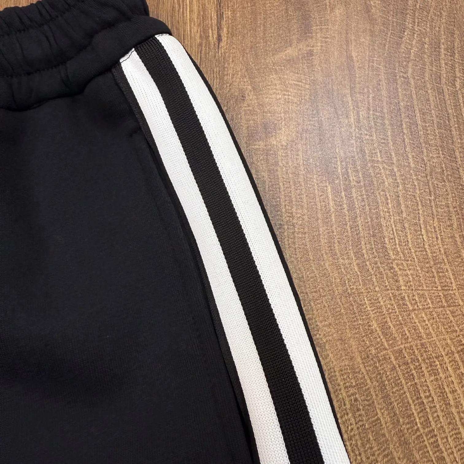 P210 Style No. C133 New style hooded iron mark striped drawstring webbing straight-leg sweatpants MONCLER official website ZP synchronous new style sweatpants. The fabric is made of 450g heavyweight double-ply double yarn composite fabric. Classic hooded iron mark ➕ printed webbing technology. The sides are two-color classic pure cotton webbing. Elastic drawstring waist design is full of flexibility. The inner hemming and stripping workmanship is high and the details are perfect. The fit is loose. It is made with conscience and can withstand high temperatures. It will not fall off. It can be machine washed. Factory-made workmanship, the bag strips are neatly arranged with double needles, a popular Internet celebrity model, very popular Color: Black Size: S M L XL
