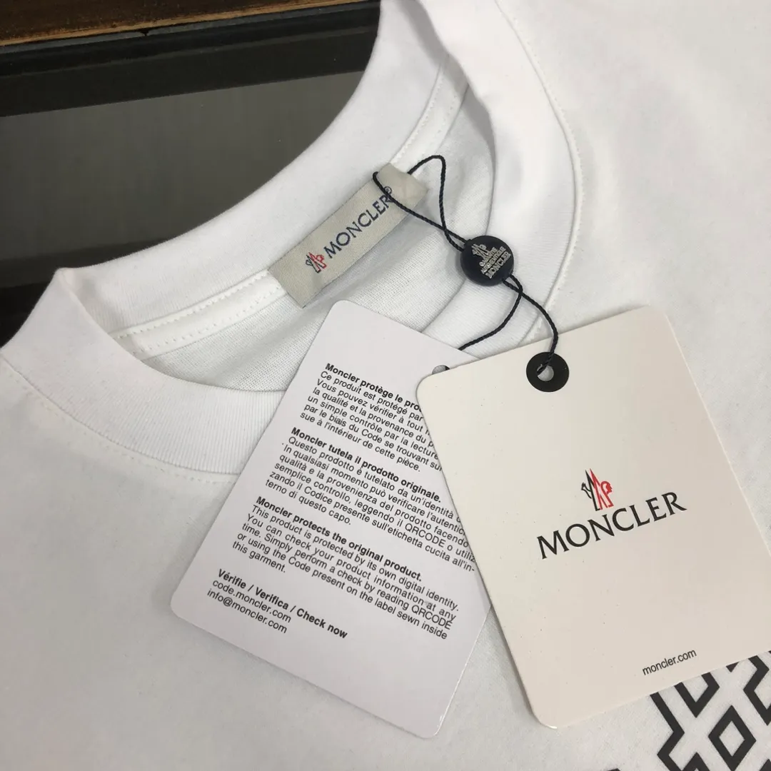 P160 🔥MONCLER The latest short-sleeved T-shirt for couples ~ Featured letter print design ~ The fabric upper body is comfortable and breathable, not stiff, slim cut, made of high-end custom-made pure cotton fabric! The upper body is comfortable and stylish, and it can be worn alone as an inner layer. It is a must-have for fashionistas! ! ! Color: black white Size: S～XL (loose version, please state your height and weight when placing an order)