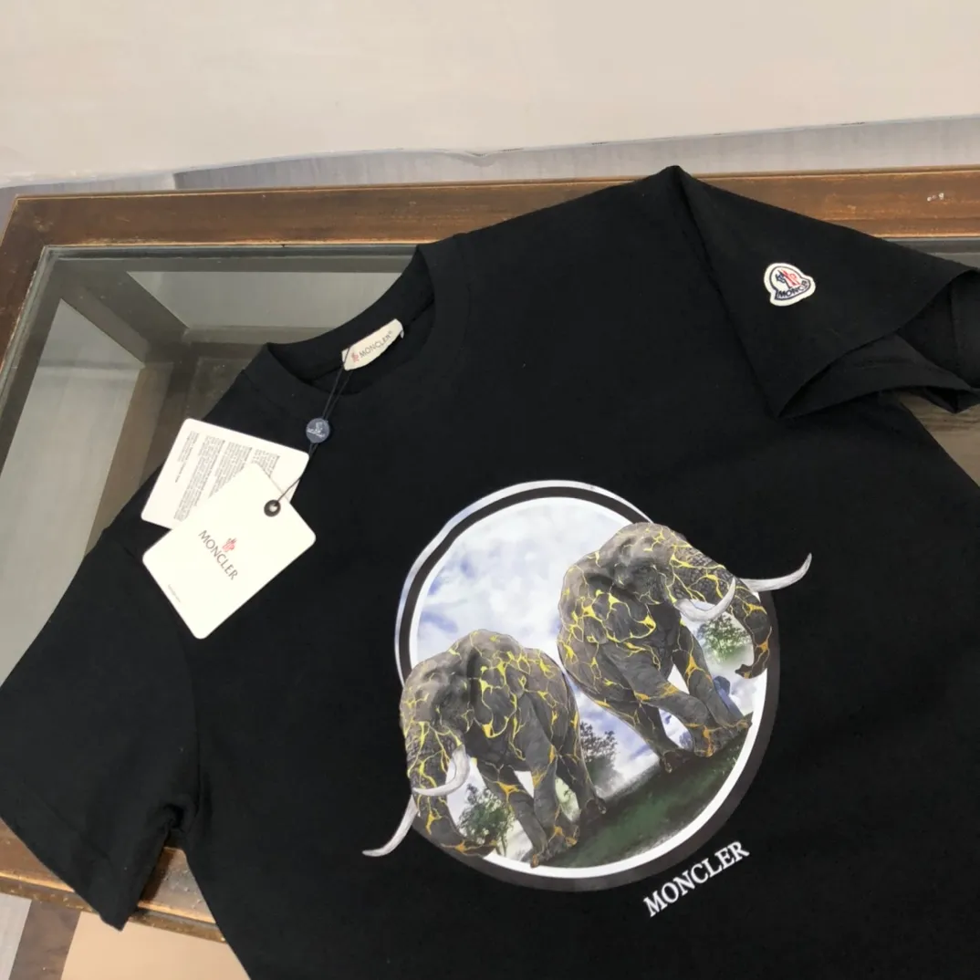 P150 Moncler 2025 new men's round neck short-sleeved couple's T-shirt, new spring and summer product, high quality 🔥🔥Fashionable and versatile, customized imported fabrics, comfortable to wear, breathable, fashionable without losing personality, casual and casual upper body, handsome and stylish, showing the temperament of a big brand. All three standards are complete! ! Color: black white Size: S-XL (loose fit)