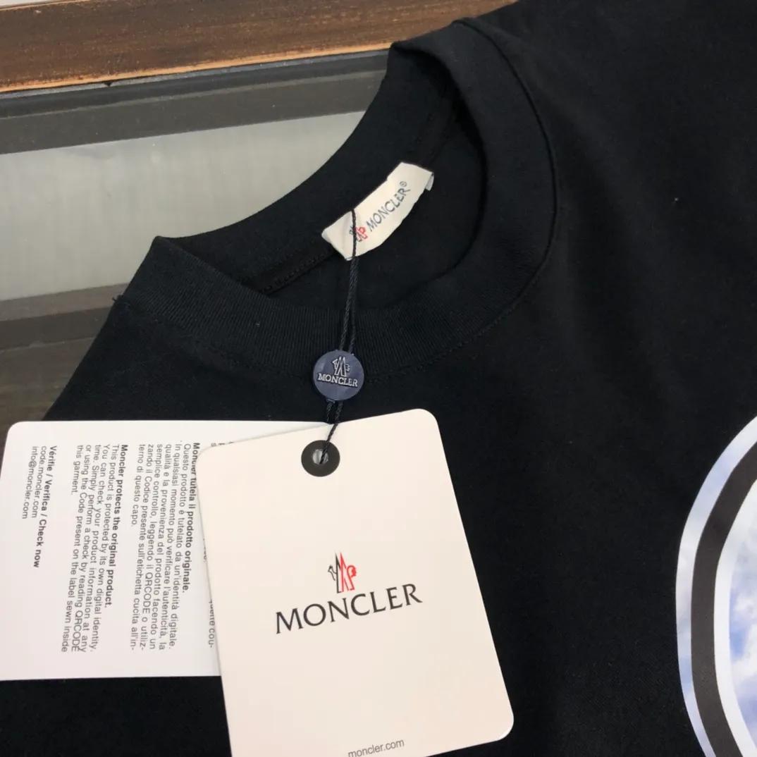 P150 Moncler 2025 new men's round neck short-sleeved couple's T-shirt, new spring and summer product, high quality 🔥🔥Fashionable and versatile, customized imported fabrics, comfortable to wear, breathable, fashionable without losing personality, casual and casual upper body, handsome and stylish, showing the temperament of a big brand. All three standards are complete! ! Color: black white Size: S-XL (loose fit)