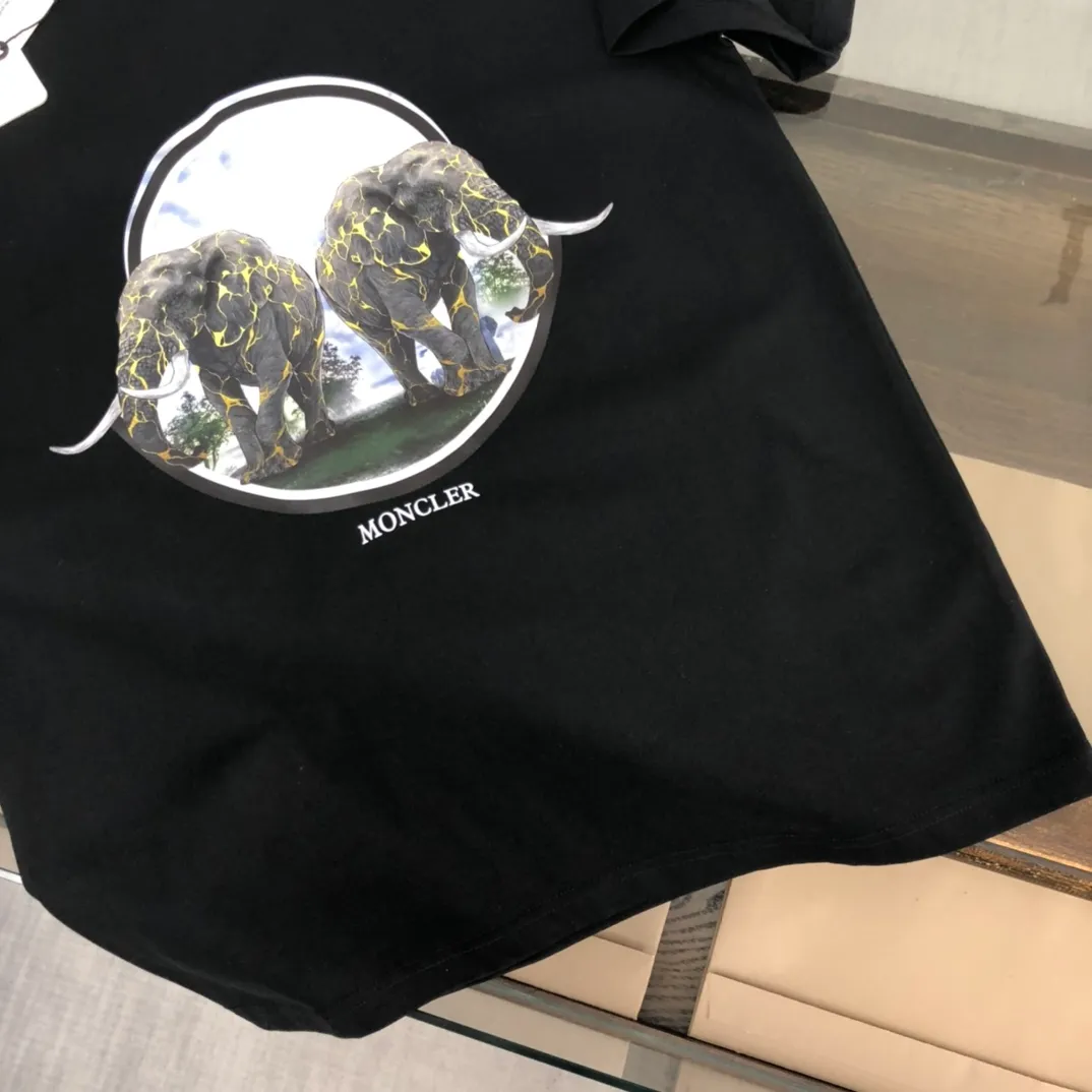 P150 Moncler 2025 new men's round neck short-sleeved couple's T-shirt, new spring and summer product, high quality 🔥🔥Fashionable and versatile, customized imported fabrics, comfortable to wear, breathable, fashionable without losing personality, casual and casual upper body, handsome and stylish, showing the temperament of a big brand. All three standards are complete! ! Color: black white Size: S-XL (loose fit)