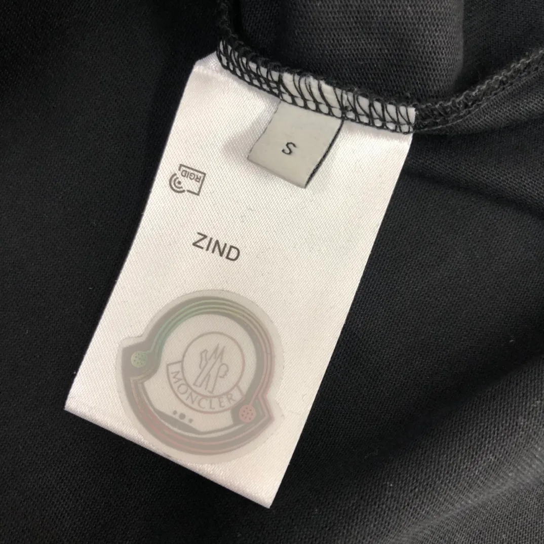 P150 Moncler 2025 new men's round neck short-sleeved couple's T-shirt, new spring and summer product, high quality 🔥🔥Fashionable and versatile, customized imported fabrics, comfortable to wear, breathable, fashionable without losing personality, casual and casual upper body, handsome and stylish, showing the temperament of a big brand. All three standards are complete! ! Color: black white Size: S-XL (loose fit)