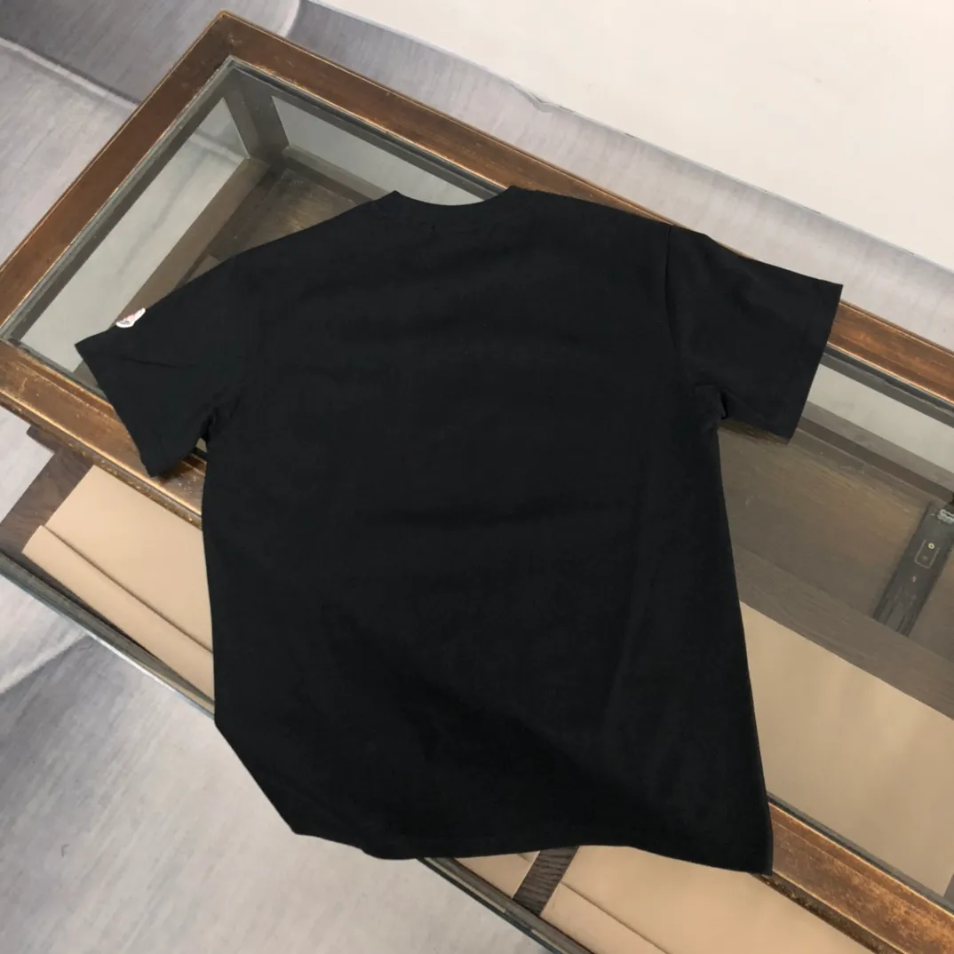 P150 Moncler 2025 new men's round neck short-sleeved couple's T-shirt, new spring and summer product, high quality 🔥🔥Fashionable and versatile, customized imported fabrics, comfortable to wear, breathable, fashionable without losing personality, casual and casual upper body, handsome and stylish, showing the temperament of a big brand. All three standards are complete! ! Color: black white Size: S-XL (loose fit)