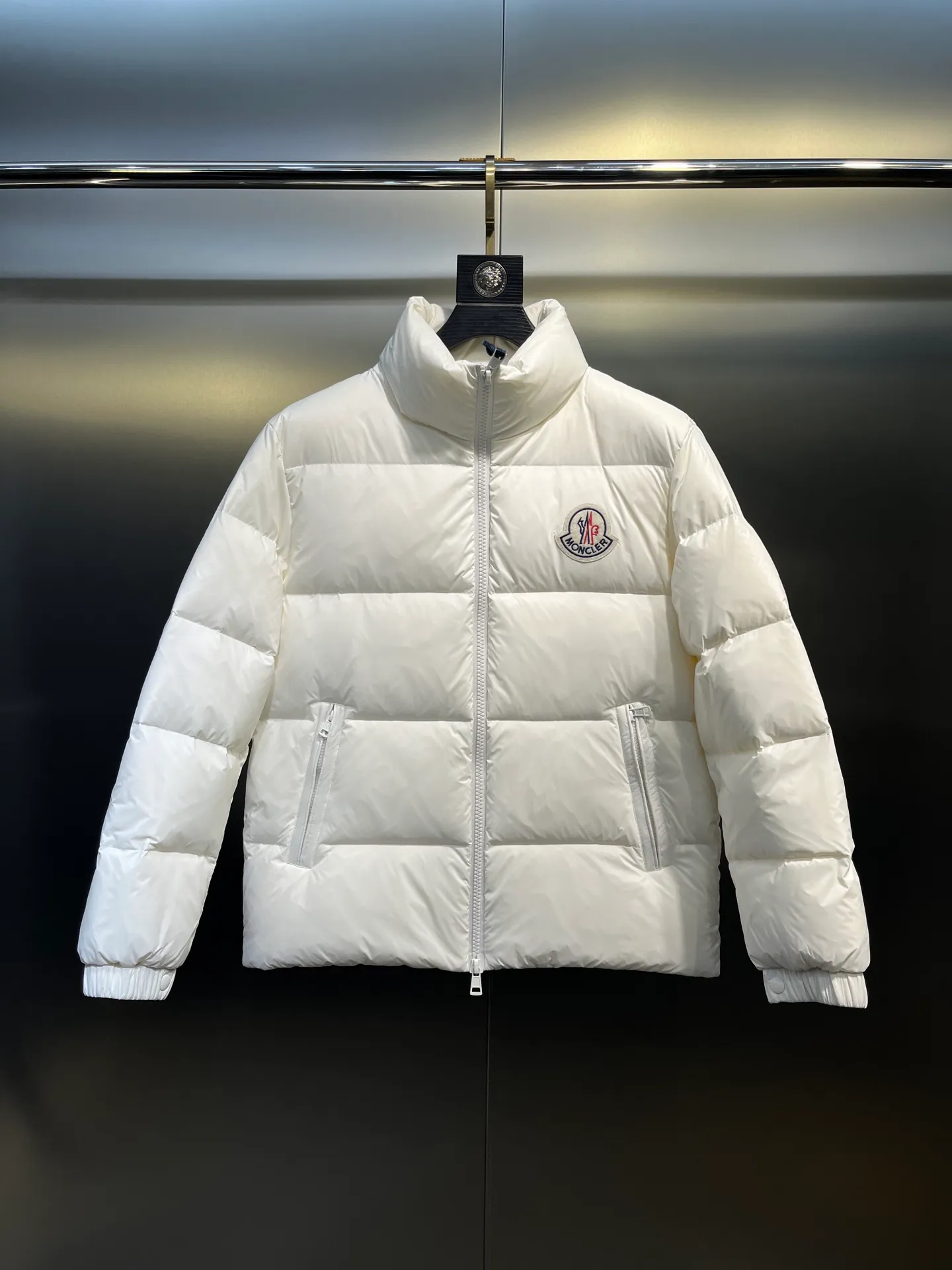 P840 Moncler Citala🌟 Short men's down jacket. Looking at it, there is no other version on the market that can beat it. 130w + one ton of premium European gooseneck velvet filling. 850+ fill power, which is twice as thick as the market version and twice as light. Citala men's short down jacket is made of pop-colored light fabric, highlighting the vitality of the series. Made from lightweight nylon with a longue saison lining, the Citala down jacket is comfortable and warm without being bulky. This cropped down jacket has a comfortable fit, a signature turtleneck and a quilted, checkered silhouette. Details size: 12345
