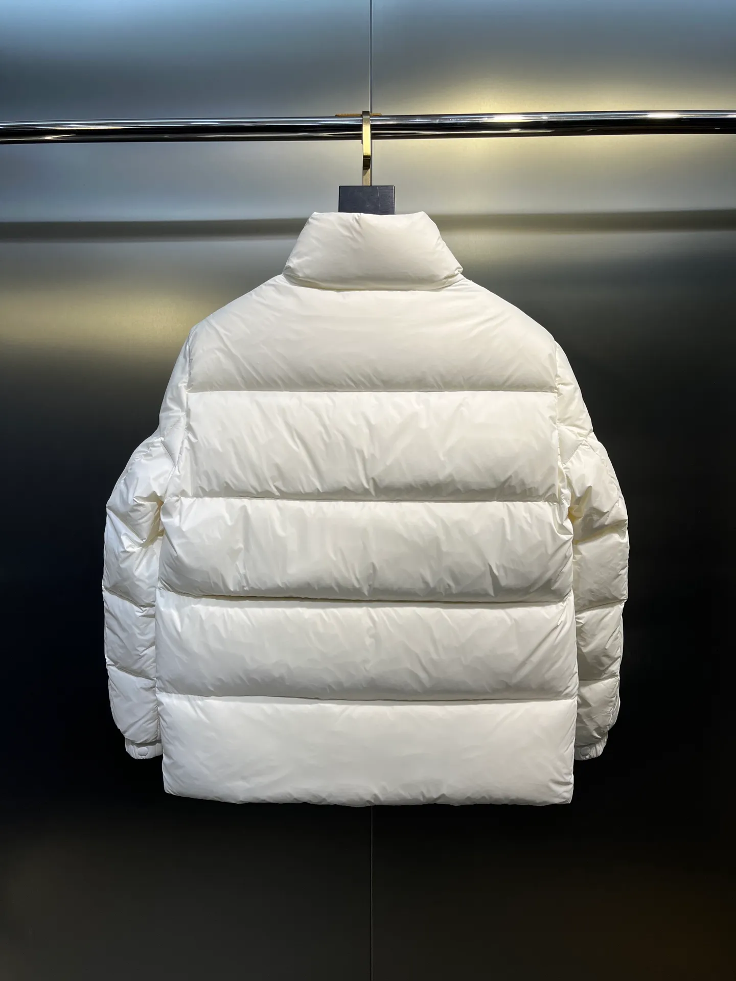 P840 Moncler Citala🌟 Short men's down jacket. Looking at it, there is no other version on the market that can beat it. 130w + one ton of premium European gooseneck velvet filling. 850+ fill power, which is twice as thick as the market version and twice as light. Citala men's short down jacket is made of pop-colored light fabric, highlighting the vitality of the series. Made from lightweight nylon with a longue saison lining, the Citala down jacket is comfortable and warm without being bulky. This cropped down jacket has a comfortable fit, a signature turtleneck and a quilted, checkered silhouette. Details size: 12345