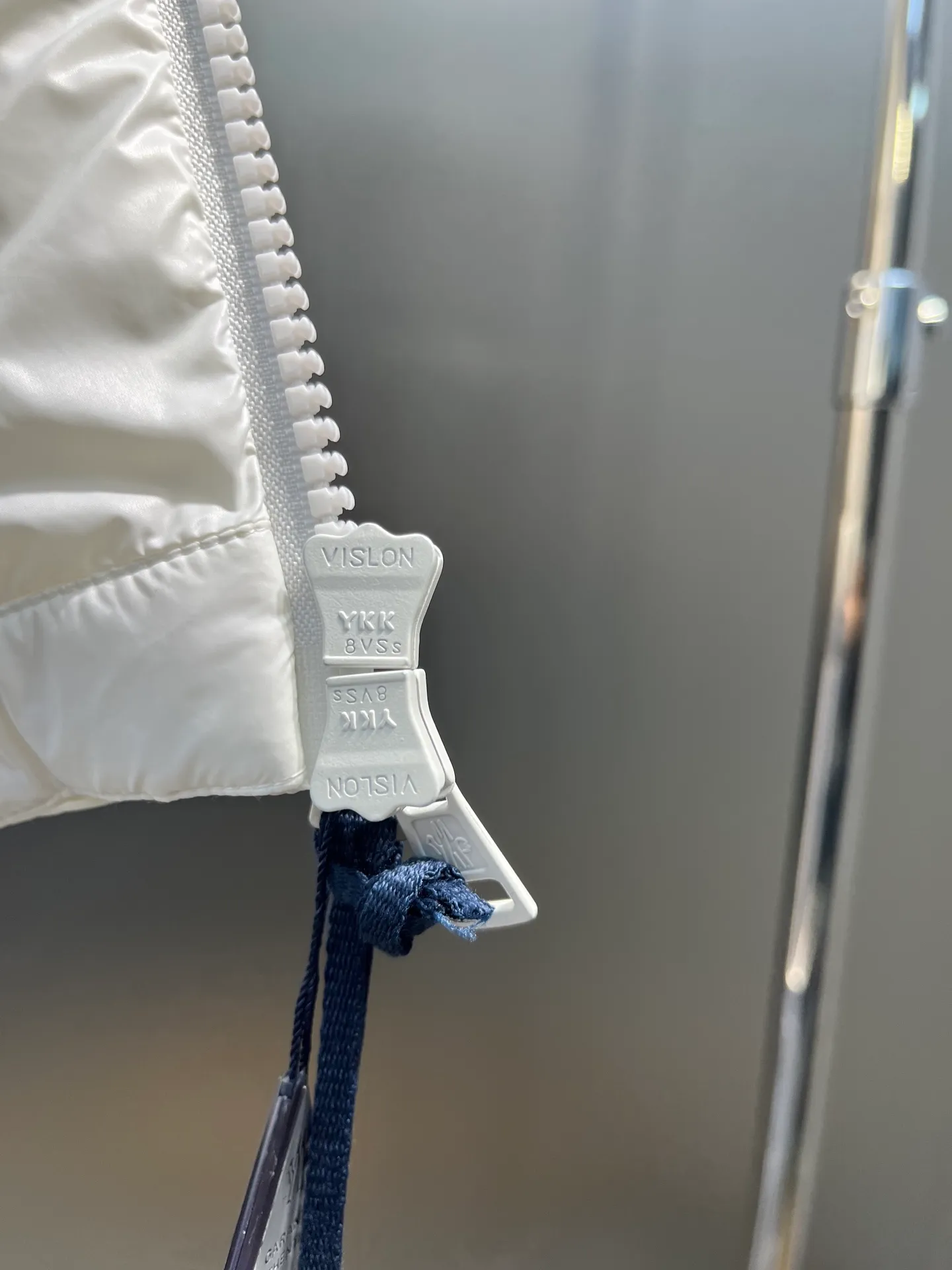 P840 Moncler Citala🌟 Short men's down jacket. Looking at it, there is no other version on the market that can beat it. 130w + one ton of premium European gooseneck velvet filling. 850+ fill power, which is twice as thick as the market version and twice as light. Citala men's short down jacket is made of pop-colored light fabric, highlighting the vitality of the series. Made from lightweight nylon with a longue saison lining, the Citala down jacket is comfortable and warm without being bulky. This cropped down jacket has a comfortable fit, a signature turtleneck and a quilted, checkered silhouette. Details size: 12345