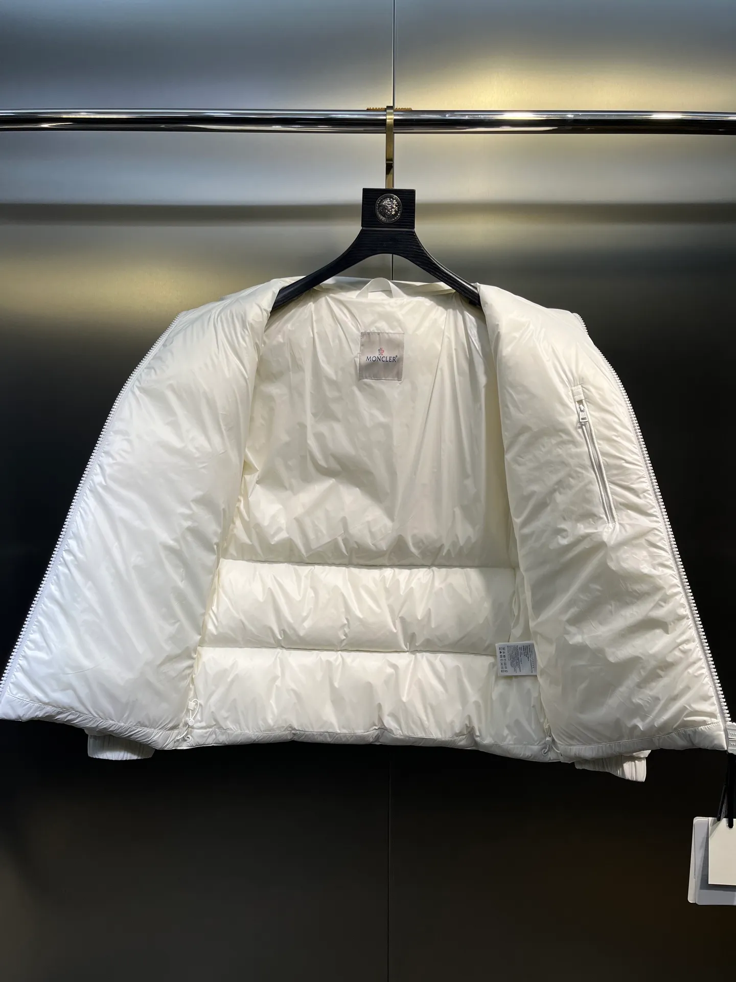 P840 Moncler Citala🌟 Short men's down jacket. Looking at it, there is no other version on the market that can beat it. 130w + one ton of premium European gooseneck velvet filling. 850+ fill power, which is twice as thick as the market version and twice as light. Citala men's short down jacket is made of pop-colored light fabric, highlighting the vitality of the series. Made from lightweight nylon with a longue saison lining, the Citala down jacket is comfortable and warm without being bulky. This cropped down jacket has a comfortable fit, a signature turtleneck and a quilted, checkered silhouette. Details size: 12345