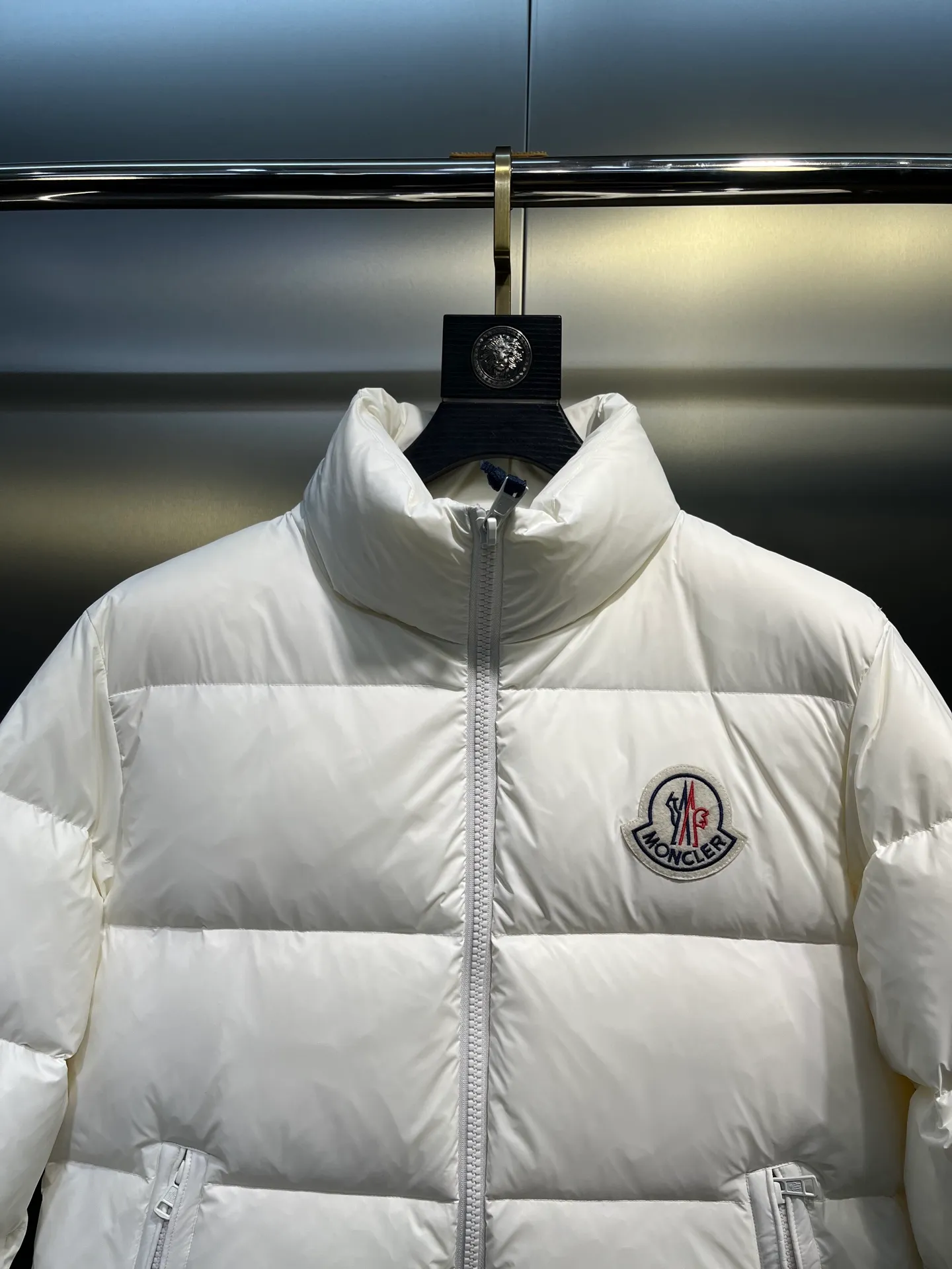 P840 Moncler Citala🌟 Short men's down jacket. Looking at it, there is no other version on the market that can beat it. 130w + one ton of premium European gooseneck velvet filling. 850+ fill power, which is twice as thick as the market version and twice as light. Citala men's short down jacket is made of pop-colored light fabric, highlighting the vitality of the series. Made from lightweight nylon with a longue saison lining, the Citala down jacket is comfortable and warm without being bulky. This cropped down jacket has a comfortable fit, a signature turtleneck and a quilted, checkered silhouette. Details size: 12345