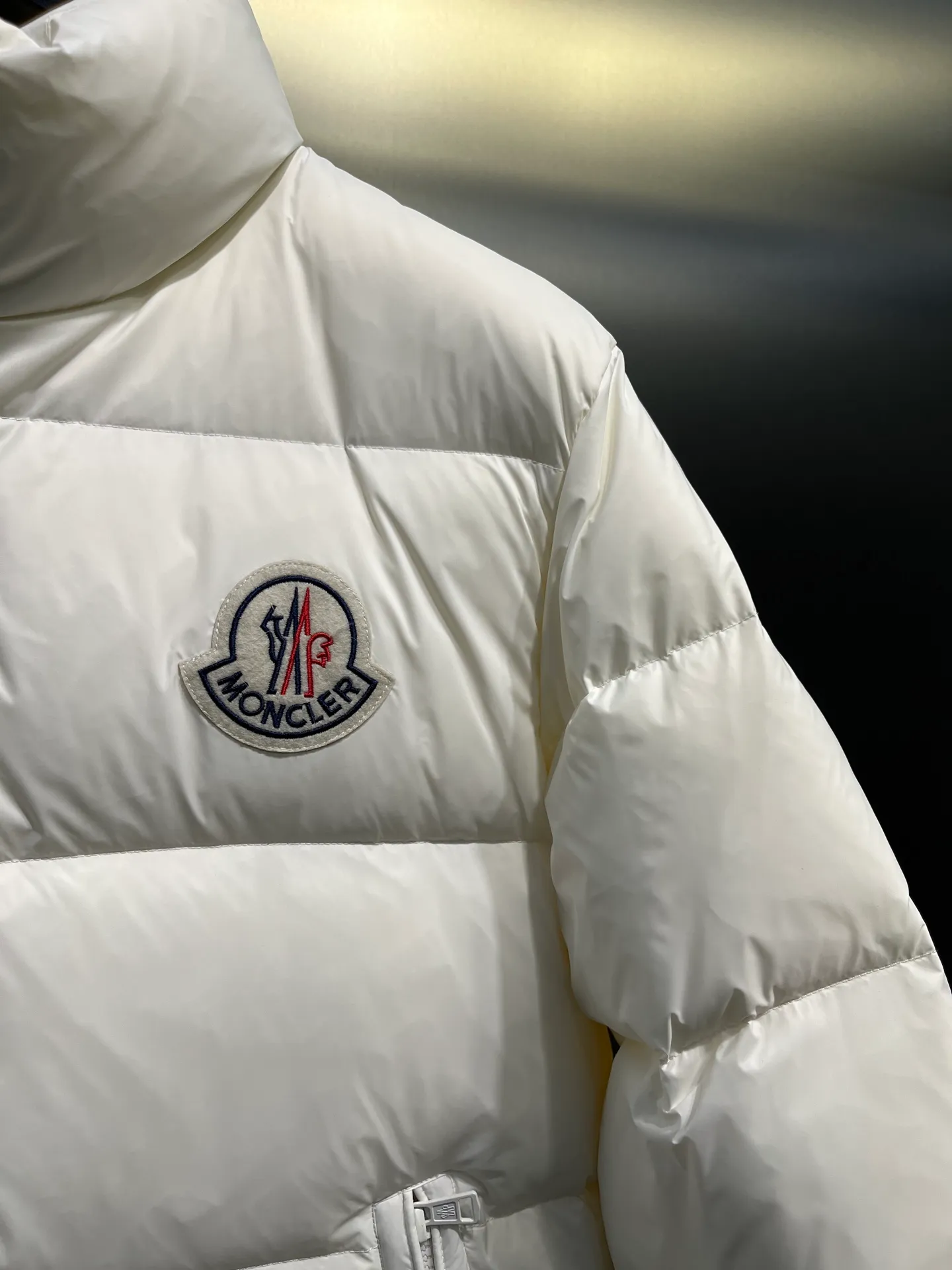 P840 Moncler Citala🌟 Short men's down jacket. Looking at it, there is no other version on the market that can beat it. 130w + one ton of premium European gooseneck velvet filling. 850+ fill power, which is twice as thick as the market version and twice as light. Citala men's short down jacket is made of pop-colored light fabric, highlighting the vitality of the series. Made from lightweight nylon with a longue saison lining, the Citala down jacket is comfortable and warm without being bulky. This cropped down jacket has a comfortable fit, a signature turtleneck and a quilted, checkered silhouette. Details size: 12345