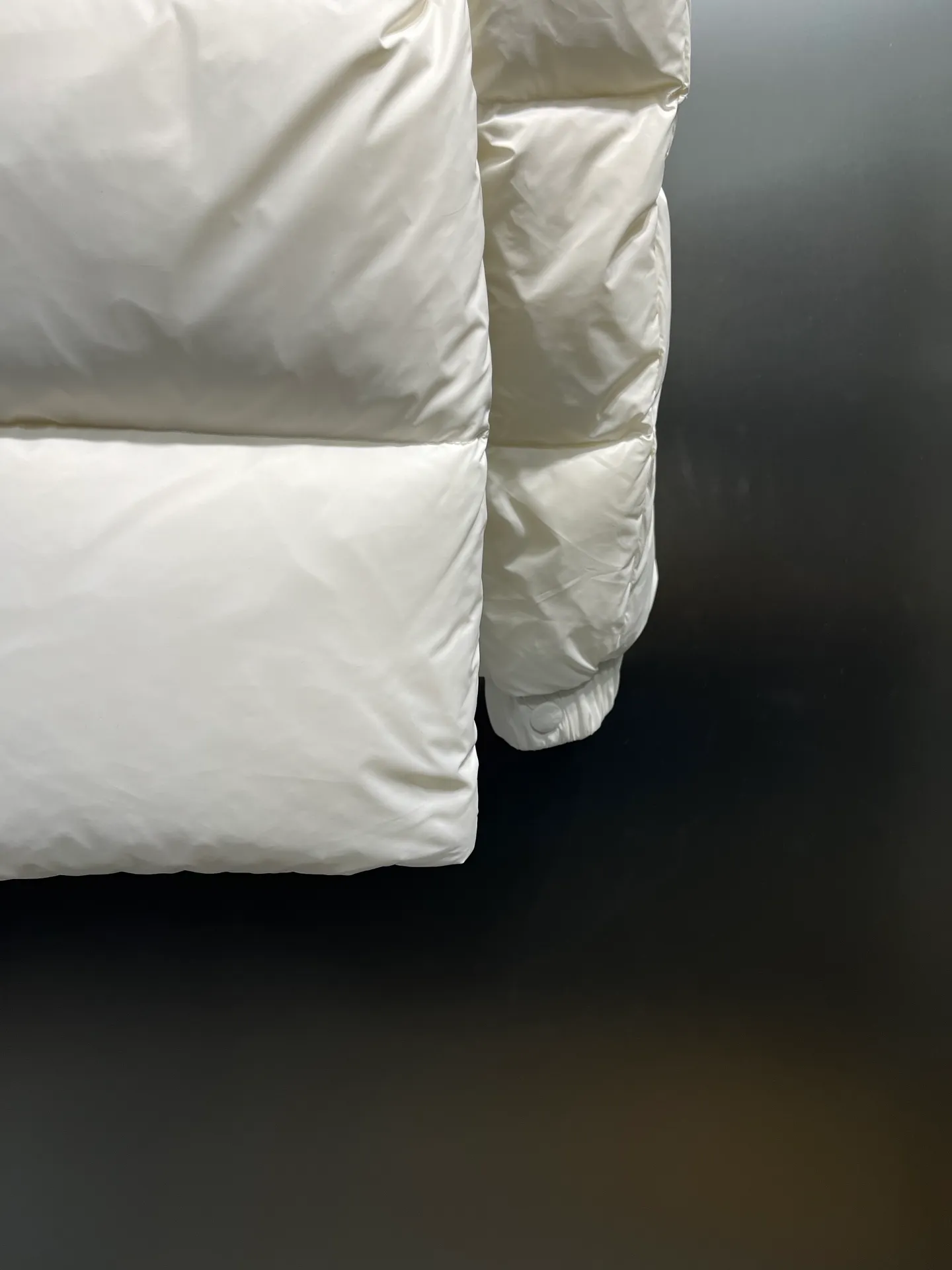 P840 Moncler Citala🌟 Short men's down jacket. Looking at it, there is no other version on the market that can beat it. 130w + one ton of premium European gooseneck velvet filling. 850+ fill power, which is twice as thick as the market version and twice as light. Citala men's short down jacket is made of pop-colored light fabric, highlighting the vitality of the series. Made from lightweight nylon with a longue saison lining, the Citala down jacket is comfortable and warm without being bulky. This cropped down jacket has a comfortable fit, a signature turtleneck and a quilted, checkered silhouette. Details size: 12345