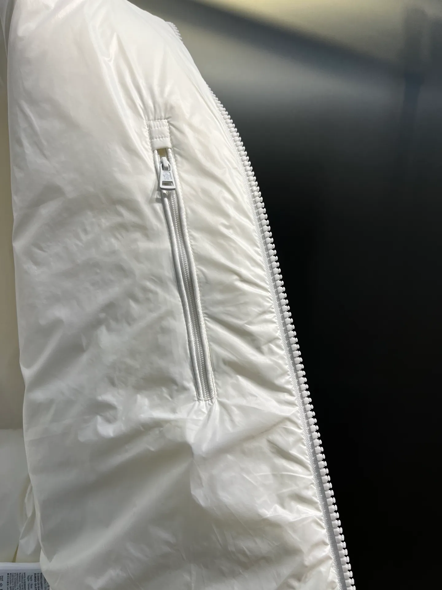 P840 Moncler Citala🌟 Short men's down jacket. Looking at it, there is no other version on the market that can beat it. 130w + one ton of premium European gooseneck velvet filling. 850+ fill power, which is twice as thick as the market version and twice as light. Citala men's short down jacket is made of pop-colored light fabric, highlighting the vitality of the series. Made from lightweight nylon with a longue saison lining, the Citala down jacket is comfortable and warm without being bulky. This cropped down jacket has a comfortable fit, a signature turtleneck and a quilted, checkered silhouette. Details size: 12345
