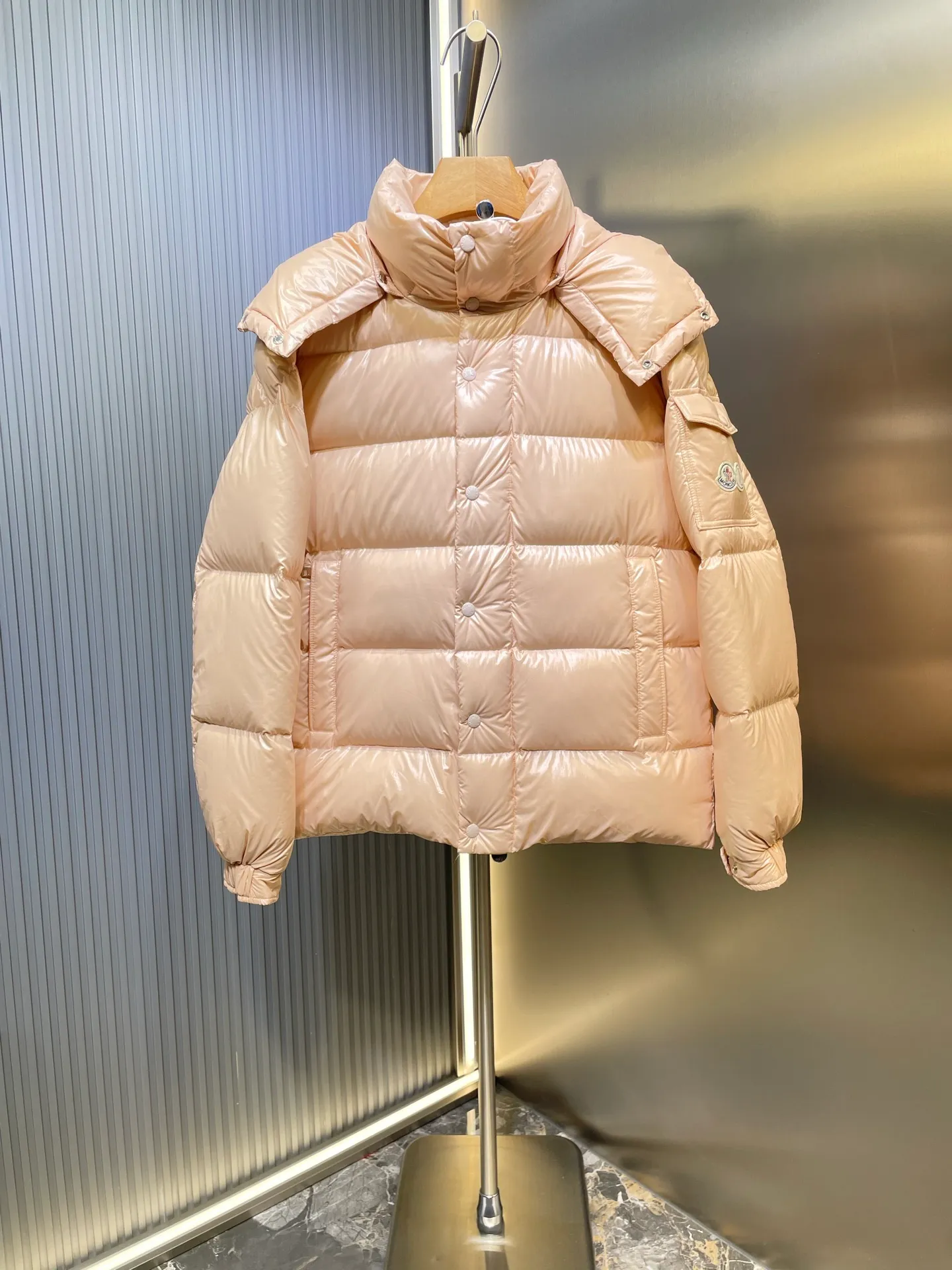 P1080 moncler special 🌟Highest quality Moncler Maya 70 winter short style. Goose down filled version. Moncler down is specially designed to celebrate the brand's 70th anniversary and is made of metallic nylon. Adhering to tradition and embracing innovation, Moncler Maya 70 combines the real world with the digital realm. This icon is interpreted in metallic colors and is available in limited edition Size: 1-5 Couple size