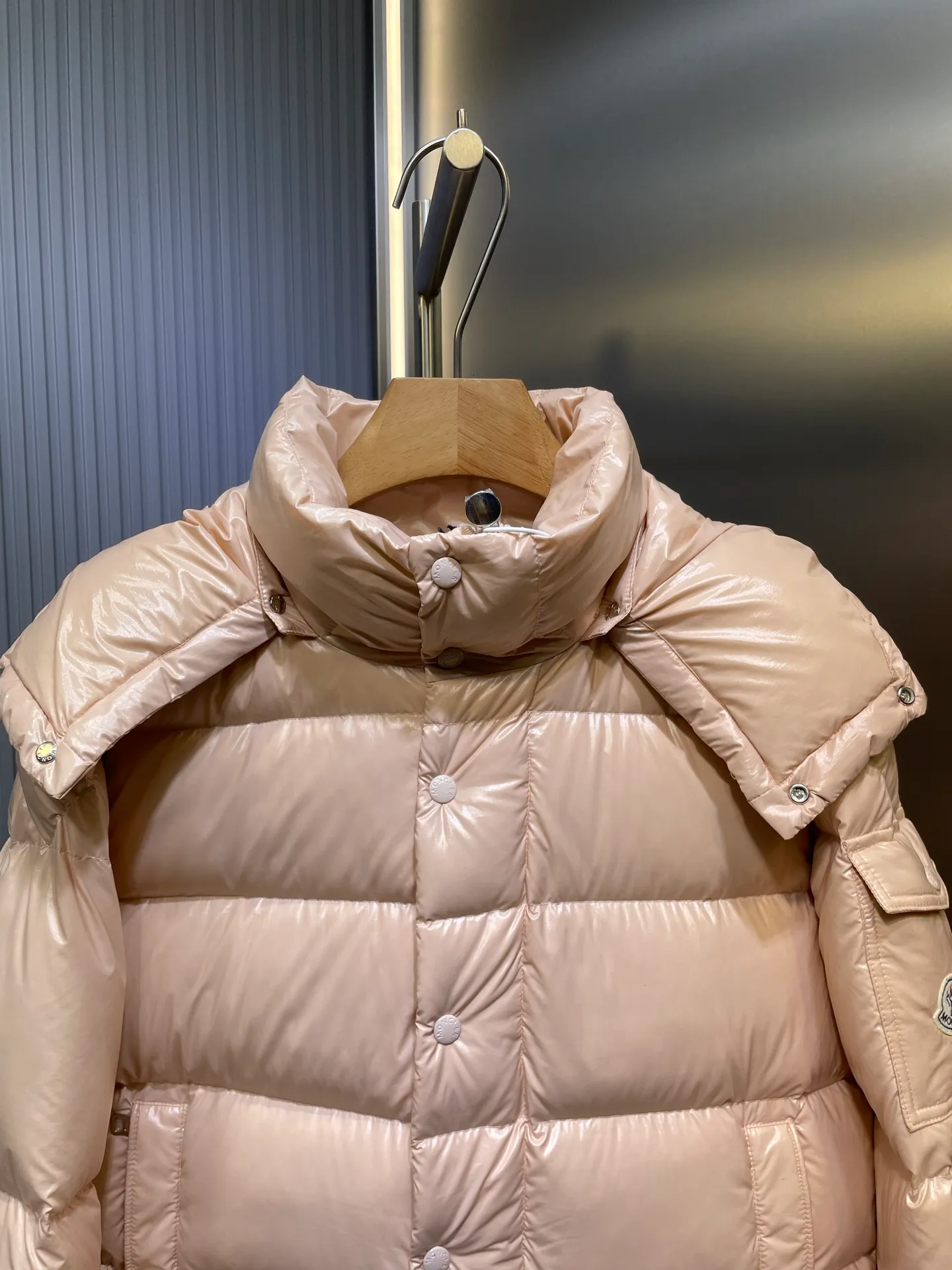 P1080 moncler special 🌟Highest quality Moncler Maya 70 winter short style. Goose down filled version. Moncler down is specially designed to celebrate the brand's 70th anniversary and is made of metallic nylon. Adhering to tradition and embracing innovation, Moncler Maya 70 combines the real world with the digital realm. This icon is interpreted in metallic colors and is available in limited edition Size: 1-5 Couple size