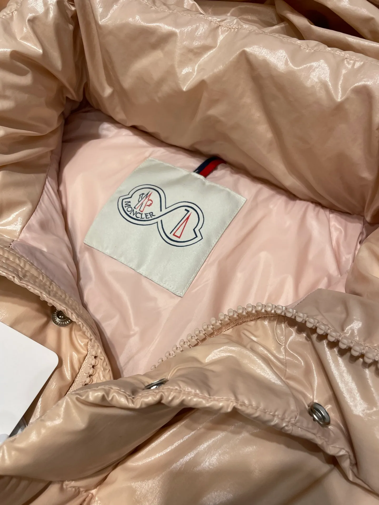P1080 moncler special 🌟Highest quality Moncler Maya 70 winter short style. Goose down filled version. Moncler down is specially designed to celebrate the brand's 70th anniversary and is made of metallic nylon. Adhering to tradition and embracing innovation, Moncler Maya 70 combines the real world with the digital realm. This icon is interpreted in metallic colors and is available in limited edition Size: 1-5 Couple size