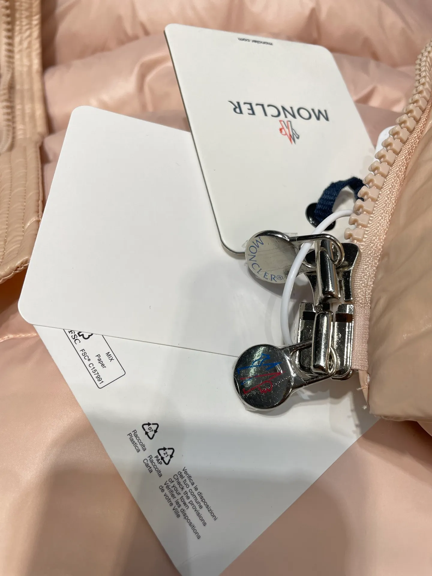 P1080 moncler special 🌟Highest quality Moncler Maya 70 winter short style. Goose down filled version. Moncler down is specially designed to celebrate the brand's 70th anniversary and is made of metallic nylon. Adhering to tradition and embracing innovation, Moncler Maya 70 combines the real world with the digital realm. This icon is interpreted in metallic colors and is available in limited edition Size: 1-5 Couple size