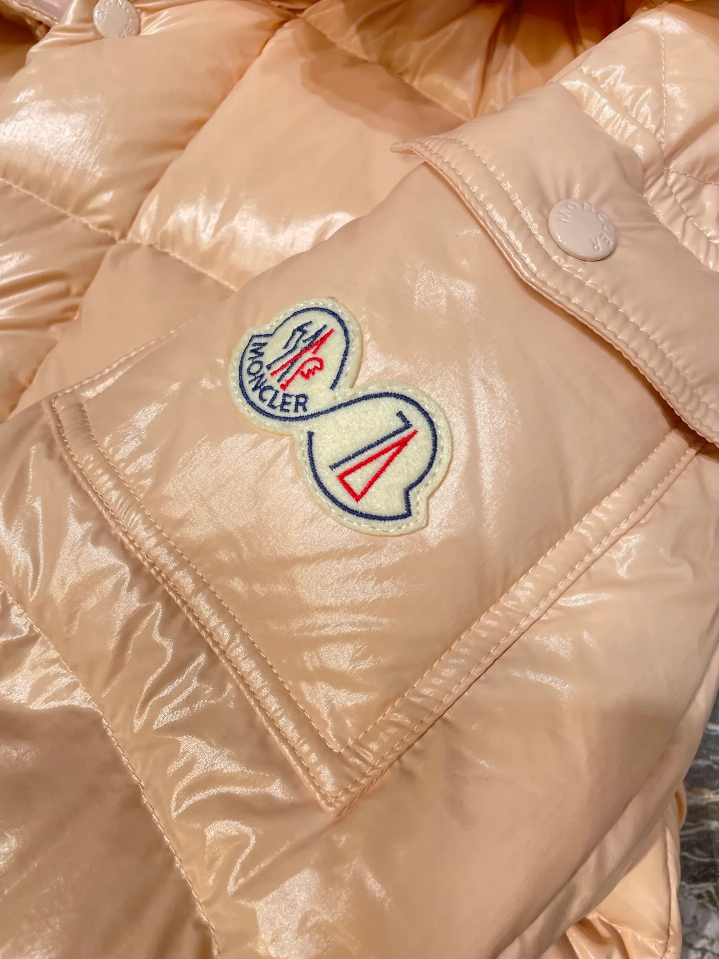 P1080 moncler special 🌟Highest quality Moncler Maya 70 winter short style. Goose down filled version. Moncler down is specially designed to celebrate the brand's 70th anniversary and is made of metallic nylon. Adhering to tradition and embracing innovation, Moncler Maya 70 combines the real world with the digital realm. This icon is interpreted in metallic colors and is available in limited edition Size: 1-5 Couple size