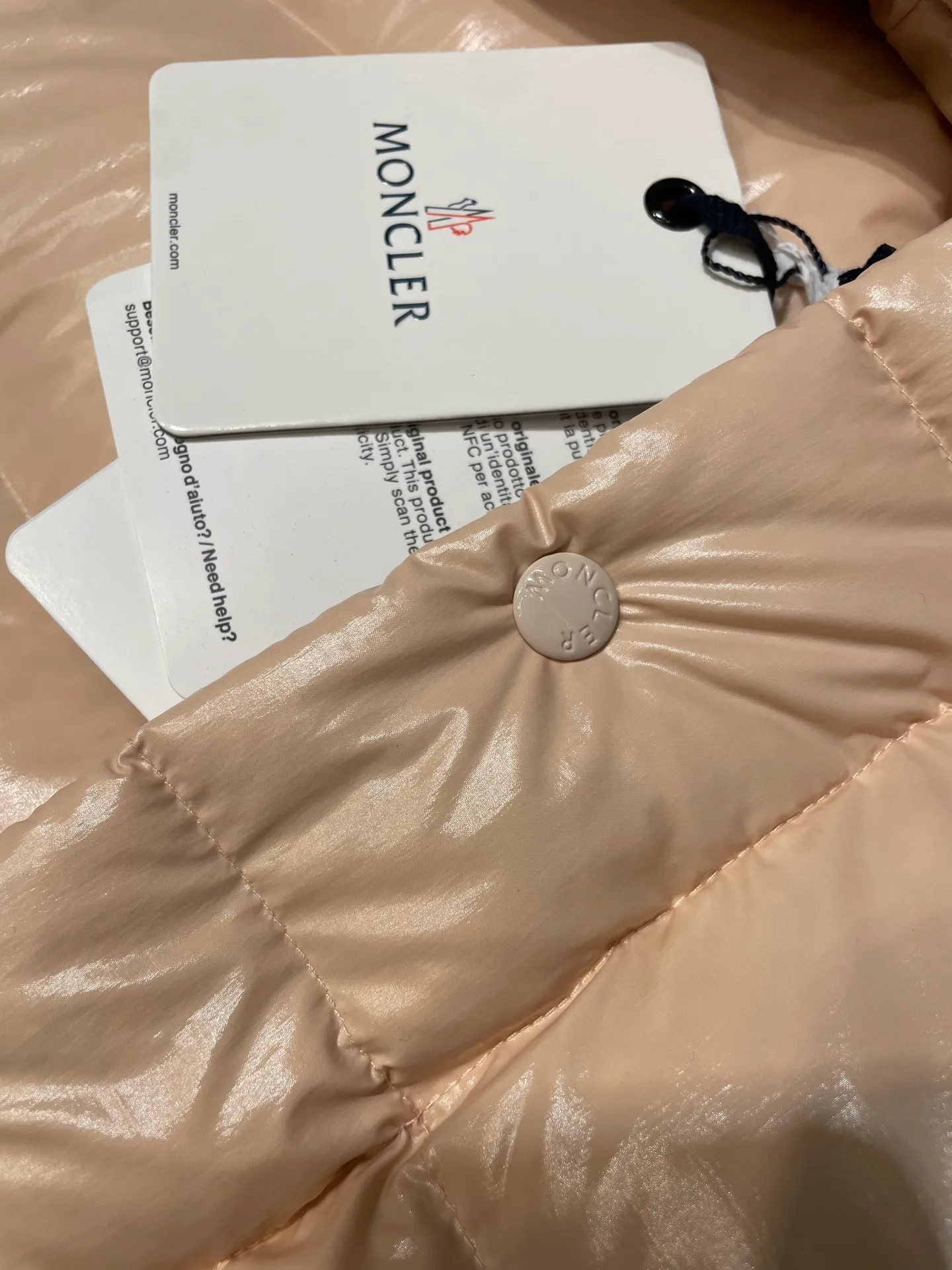 P1080 moncler special 🌟Highest quality Moncler Maya 70 winter short style. Goose down filled version. Moncler down is specially designed to celebrate the brand's 70th anniversary and is made of metallic nylon. Adhering to tradition and embracing innovation, Moncler Maya 70 combines the real world with the digital realm. This icon is interpreted in metallic colors and is available in limited edition Size: 1-5 Couple size