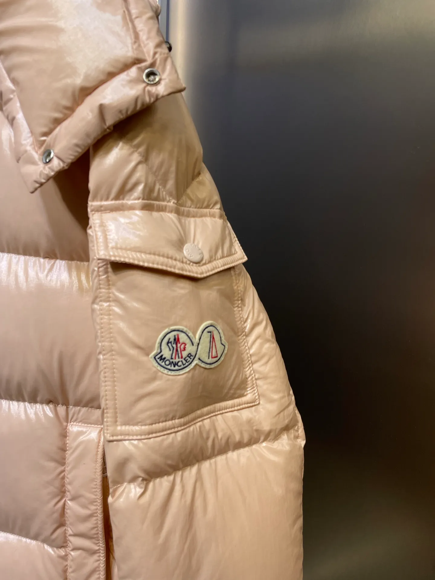 P1080 moncler special 🌟Highest quality Moncler Maya 70 winter short style. Goose down filled version. Moncler down is specially designed to celebrate the brand's 70th anniversary and is made of metallic nylon. Adhering to tradition and embracing innovation, Moncler Maya 70 combines the real world with the digital realm. This icon is interpreted in metallic colors and is available in limited edition Size: 1-5 Couple size