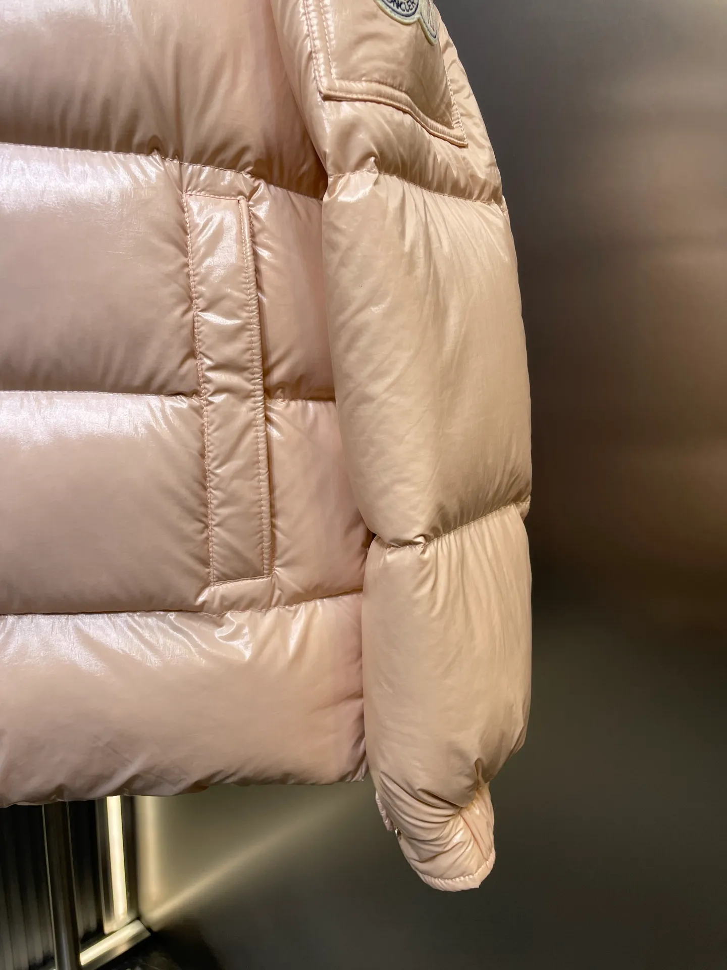 P1080 moncler special 🌟Highest quality Moncler Maya 70 winter short style. Goose down filled version. Moncler down is specially designed to celebrate the brand's 70th anniversary and is made of metallic nylon. Adhering to tradition and embracing innovation, Moncler Maya 70 combines the real world with the digital realm. This icon is interpreted in metallic colors and is available in limited edition Size: 1-5 Couple size