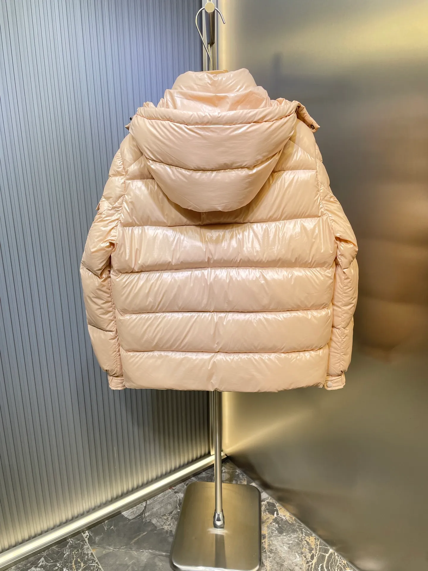 P1080 moncler special 🌟Highest quality Moncler Maya 70 winter short style. Goose down filled version. Moncler down is specially designed to celebrate the brand's 70th anniversary and is made of metallic nylon. Adhering to tradition and embracing innovation, Moncler Maya 70 combines the real world with the digital realm. This icon is interpreted in metallic colors and is available in limited edition Size: 1-5 Couple size