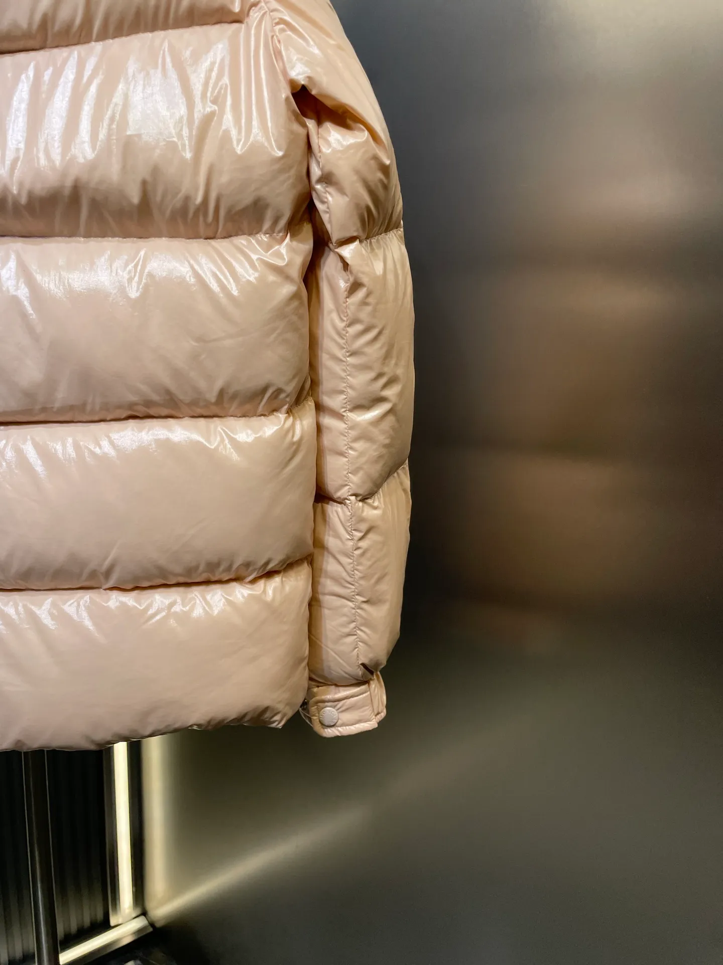 P1080 moncler special 🌟Highest quality Moncler Maya 70 winter short style. Goose down filled version. Moncler down is specially designed to celebrate the brand's 70th anniversary and is made of metallic nylon. Adhering to tradition and embracing innovation, Moncler Maya 70 combines the real world with the digital realm. This icon is interpreted in metallic colors and is available in limited edition Size: 1-5 Couple size