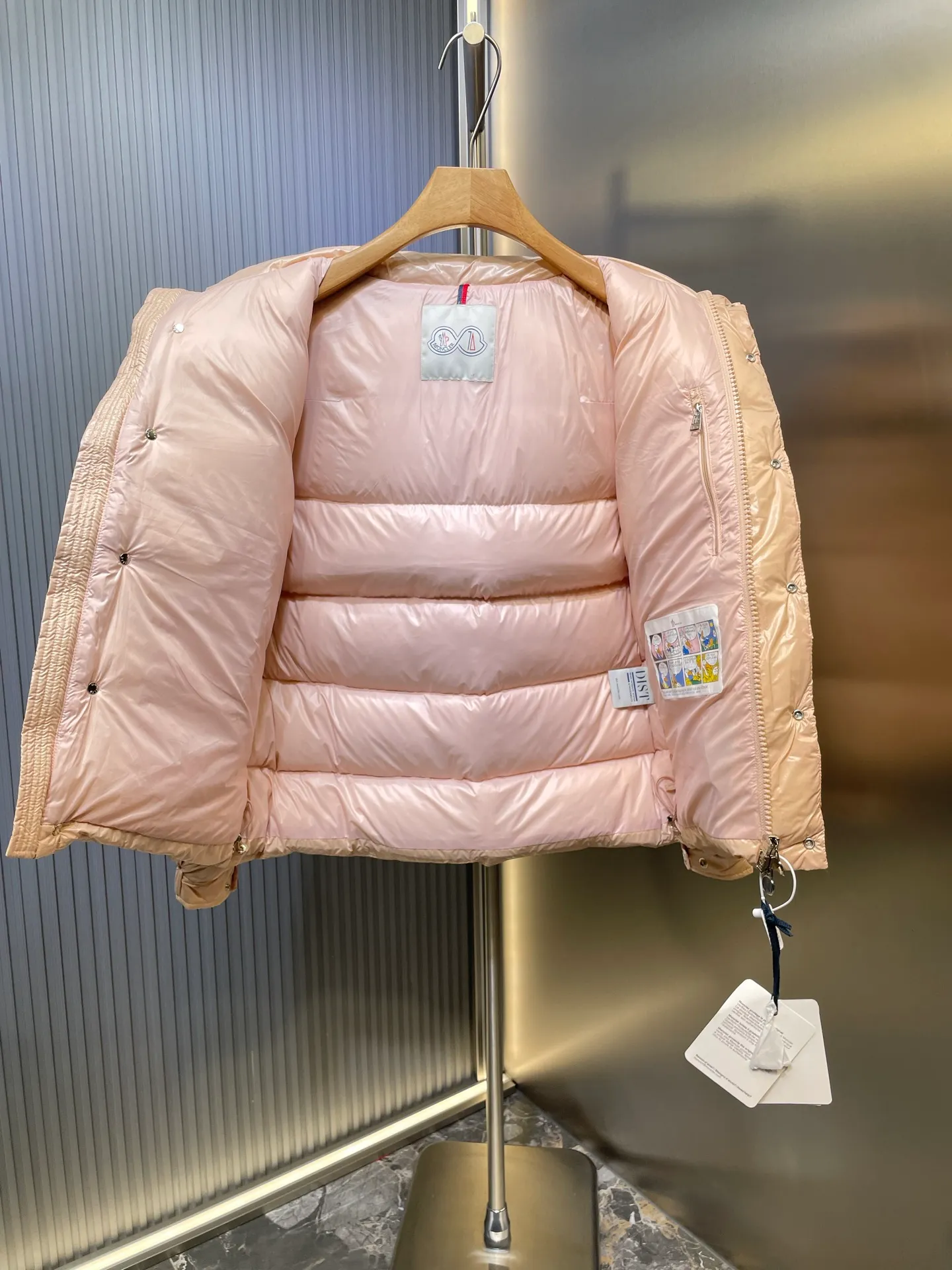 P1080 moncler special 🌟Highest quality Moncler Maya 70 winter short style. Goose down filled version. Moncler down is specially designed to celebrate the brand's 70th anniversary and is made of metallic nylon. Adhering to tradition and embracing innovation, Moncler Maya 70 combines the real world with the digital realm. This icon is interpreted in metallic colors and is available in limited edition Size: 1-5 Couple size