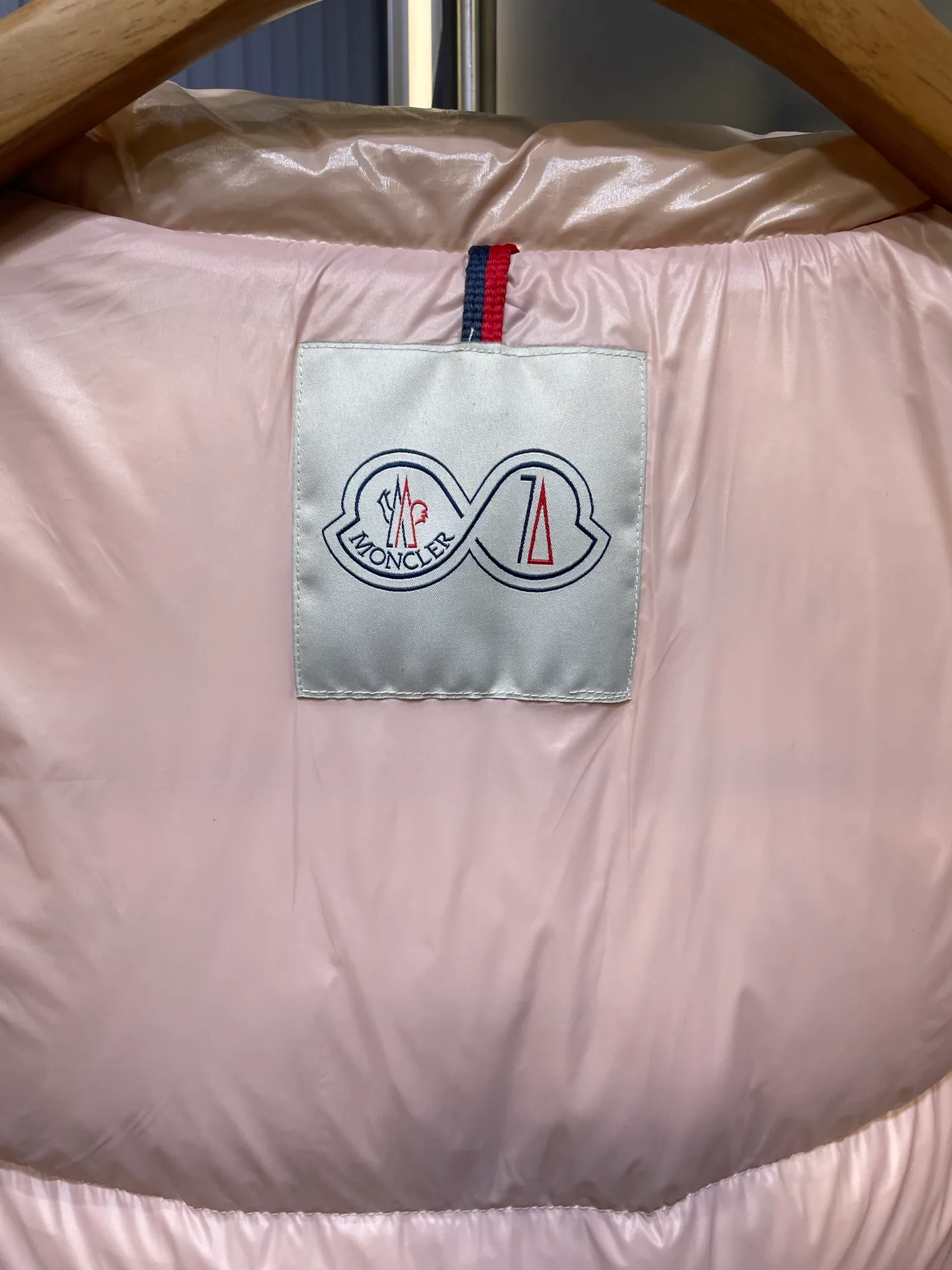 P1080 moncler special 🌟Highest quality Moncler Maya 70 winter short style. Goose down filled version. Moncler down is specially designed to celebrate the brand's 70th anniversary and is made of metallic nylon. Adhering to tradition and embracing innovation, Moncler Maya 70 combines the real world with the digital realm. This icon is interpreted in metallic colors and is available in limited edition Size: 1-5 Couple size
