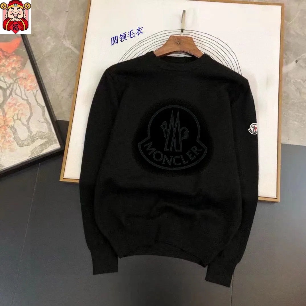 P220 MONCLER】Autumn and winter classic round neck pullover sweater, in full condition! ! ! Wool blended fabric, the latest model in 2025, golden ratio! ! Slim-fitting soft gold, versatile and practical item, the combination and practicality are extremely powerful, simple and elegant, and classy! To create your own style, it is highly recommended to buy it in two colors. The standard slim fit tailoring process is suitable for both young and old men. It is knitted from wool and will not cause any discomfort! While keeping warm, it is stylish, textured and wearable, and the classic logo with contrasting colors on the chest feels in place! ! Recommended for regular customers! ! Size M-3XL (maximum wear: 190 pounds)
