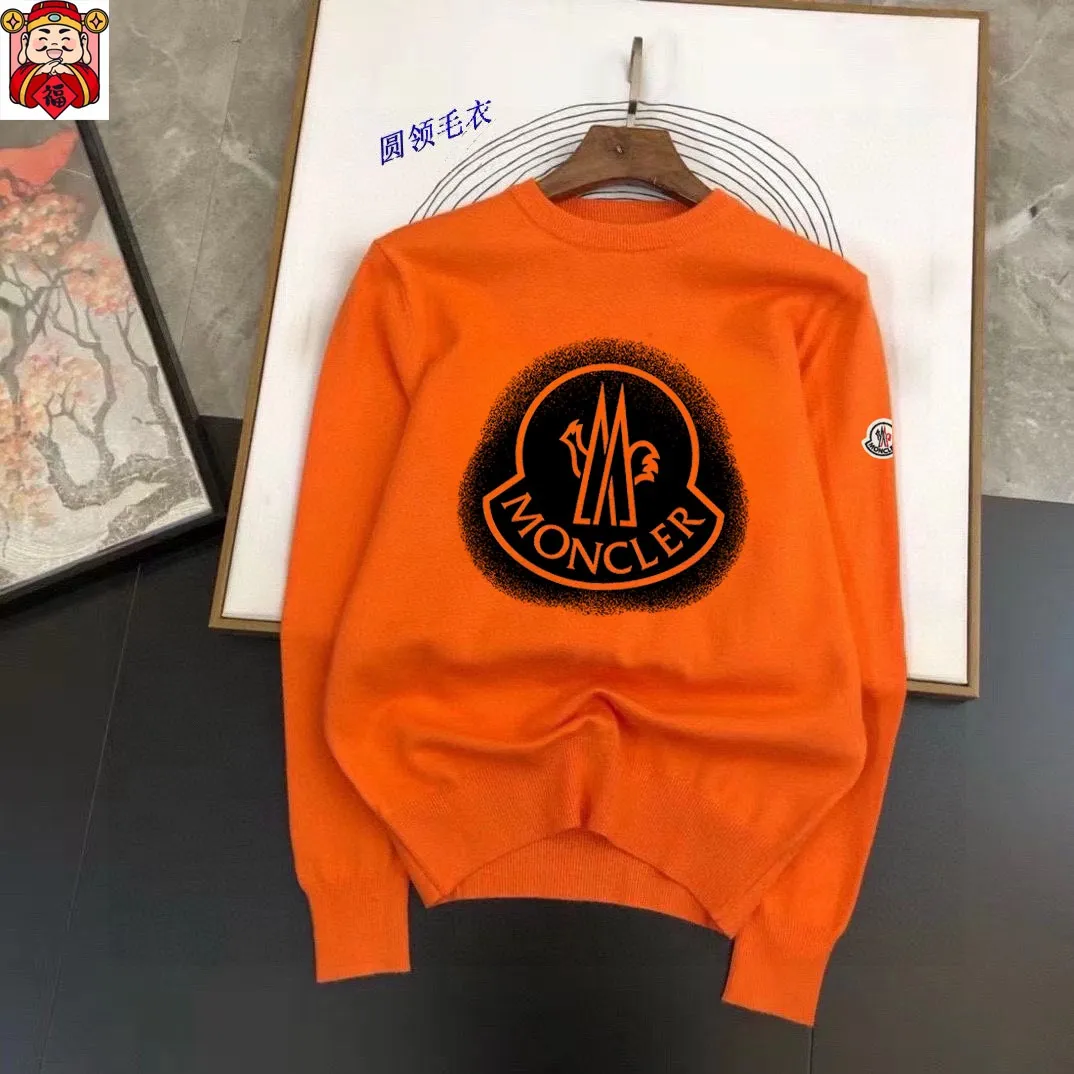 P220 MONCLER】Autumn and winter classic round neck pullover sweater, in full condition! ! ! Wool blended fabric, the latest model in 2025, golden ratio! ! Slim-fitting soft gold, versatile and practical item, the combination and practicality are extremely powerful, simple and elegant, and classy! To create your own style, it is highly recommended to buy it in two colors. The standard slim fit tailoring process is suitable for both young and old men. It is knitted from wool and will not cause any discomfort! While keeping warm, it is stylish, textured and wearable, and the classic logo with contrasting colors on the chest feels in place! ! Recommended for regular customers! ! Size M-3XL (maximum wear: 190 pounds)