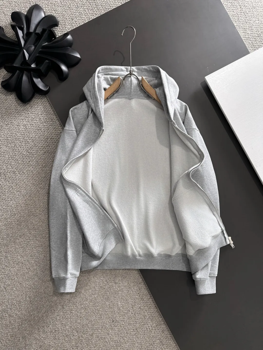Next day delivery P460 High quality MONCLER/muzzle Exclusive debut of 25ss new autumn and winter lapel double zipper hooded sweatshirt jacket Many stars have the same style. Craftsmanship that ordinary small workshops cannot copy. We are not afraid of any challenges in terms of materials, detail restoration and craftsmanship, just to provide you with wonderful products. Compare the top original versions at will. No expense is spared just to do better. Unique imported fabric feel. Purely imported German machine production. Precision operation and thousands of needle density. A full set of new accessories with three standards can be customized at the same time. The upper body is versatile and fashionable. The perfect choice for autumn and winter. The must-have item. Size chart: S to XXL (or state your height and weight when placing an order)