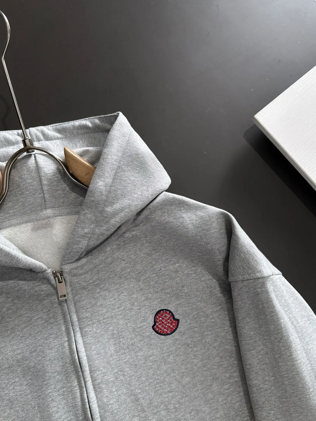 Next day delivery P460 High quality MONCLER/muzzle Exclusive debut of 25ss new autumn and winter lapel double zipper hooded sweatshirt jacket Many stars have the same style. Craftsmanship that ordinary small workshops cannot copy. We are not afraid of any challenges in terms of materials, detail restoration and craftsmanship, just to provide you with wonderful products. Compare the top original versions at will. No expense is spared just to do better. Unique imported fabric feel. Purely imported German machine production. Precision operation and thousands of needle density. A full set of new accessories with three standards can be customized at the same time. The upper body is versatile and fashionable. The perfect choice for autumn and winter. The must-have item. Size chart: S to XXL (or state your height and weight when placing an order)