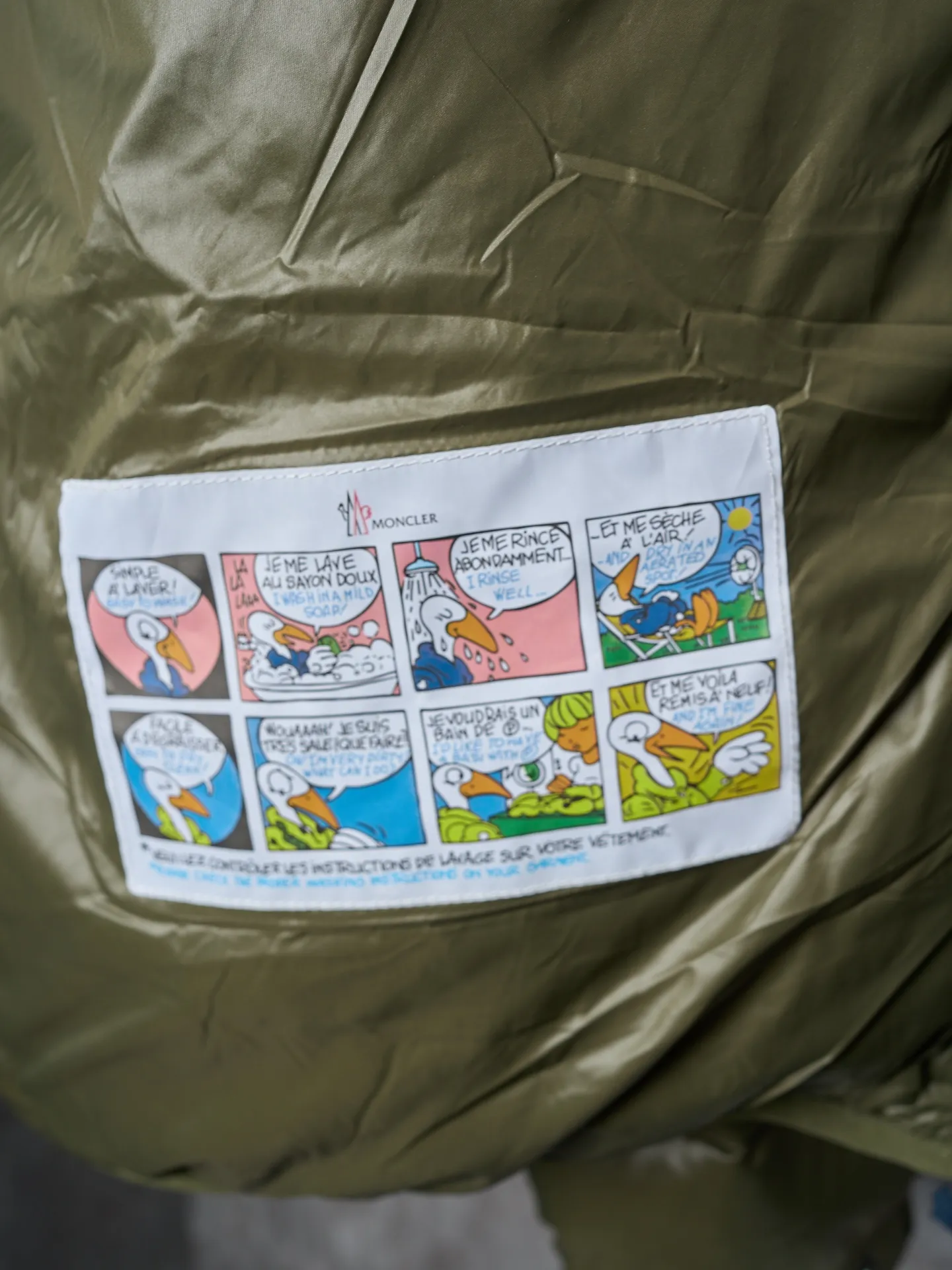 P900 Actual hanging auction] MONCLER/Maskled brim quilted embroidered pocket logo hooded down jacket [Ready stock] 1 2 3 4 Filled with 90 selected white duck down, weighing 210g, ensuring fast fluffy rebound, lightness and warmth.  The longue saison fabric made of high-count polyamide fiber is famous for its excellent tensile strength and lightness. Its good flexibility makes the fabric less prone to wrinkles and keeps it crisp and stylish for a long time. The tight weave effectively blocks the invasion of cold wind and locks in the warm air generated by the down layer. The high-density nylon surface forms a certain lotus leaf effect, making it difficult for small water droplets to penetrate, keeping the interior dry and effectively extending the service life of the down.  The high-density lining is woven with ultra-fine denier, with a thickness of 0.08mm to avoid increasing the overall weight and making it smooth to wear. The high-density woven structure forms a wind resistance layer to protect the thermal efficiency of the thermal layer from loss. It can also withstand the expansion pressure of down and prevent deformation and damage after long-term use.  The quilted letter logo on the brim uses contour quilting technology. The stitches are routed along the edge of the set outline, and the filler is compressed inside the letter graphic, so that the logo is three-dimensional and the pattern is clear.