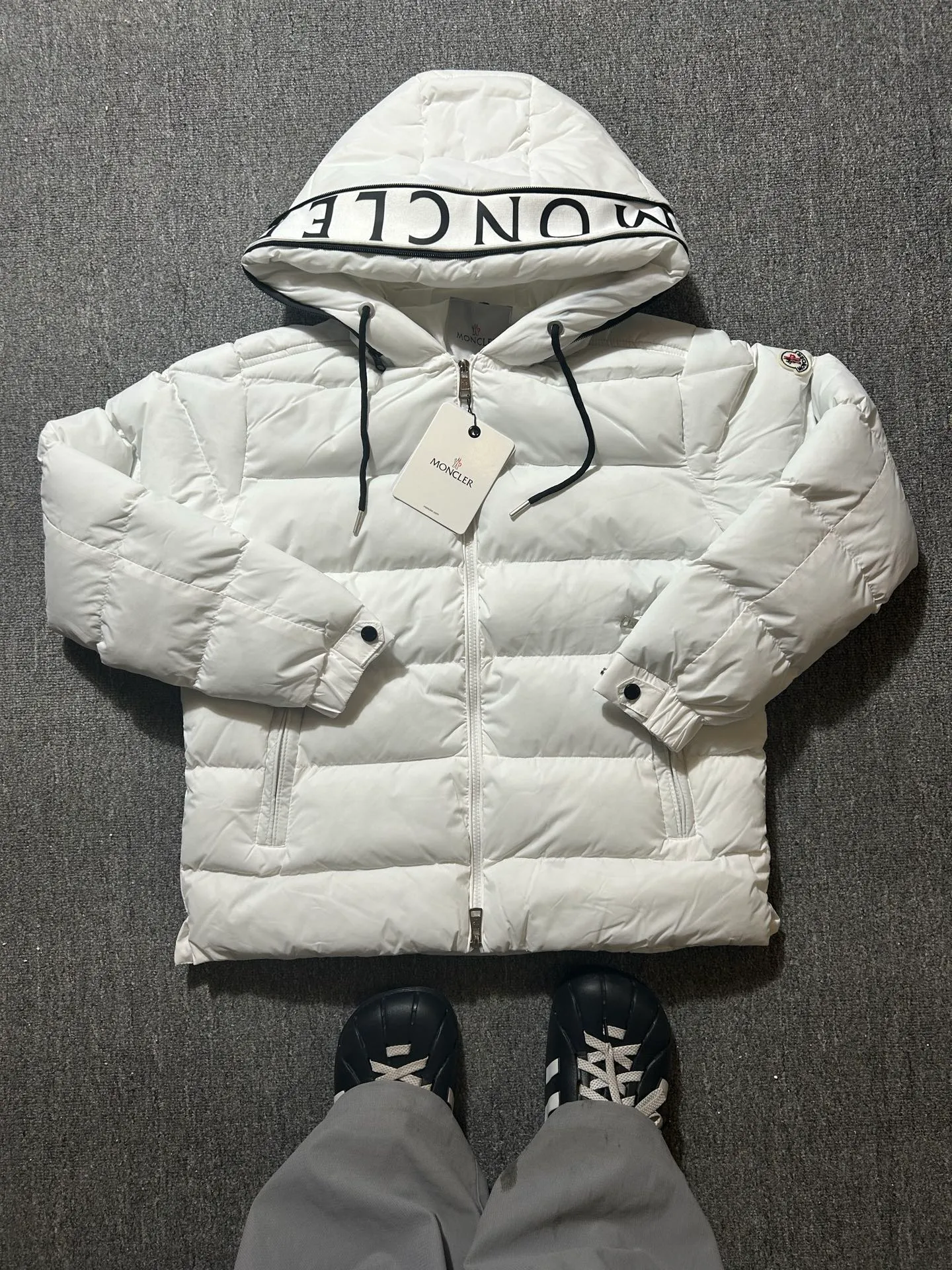 P450 000040 #FF2533 Moncler Cardere Series Short Down Jacket Letter printed short long-sleeved hooded down jacket. With official website QR code, five sheets of matching accessories details. Washable. The zipper of the hood can be zipped up. Size: M-XXL