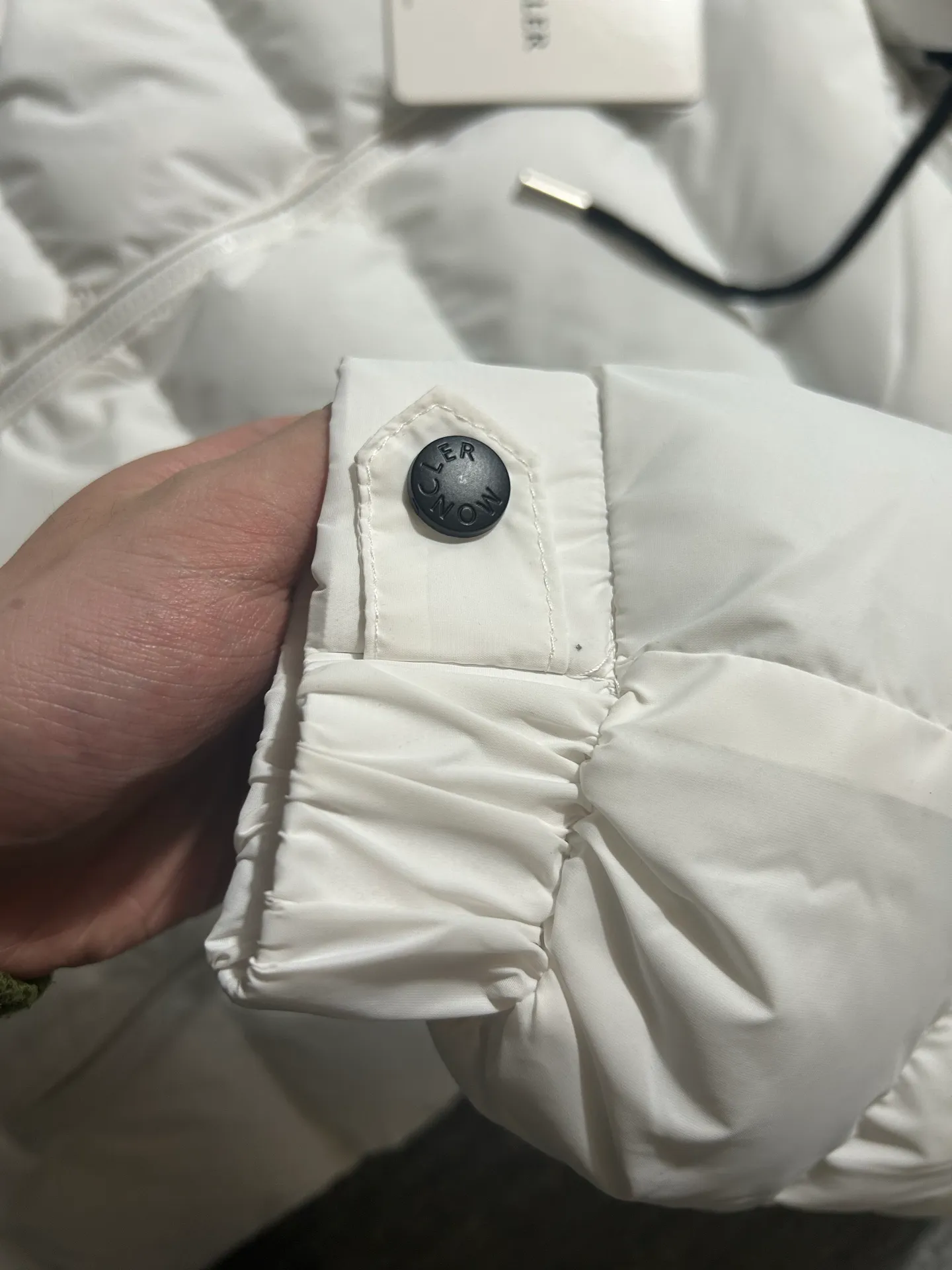 P450 000040 #FF2533 Moncler Cardere Series Short Down Jacket Letter printed short long-sleeved hooded down jacket. With official website QR code, five sheets of matching accessories details. Washable. The zipper of the hood can be zipped up. Size: M-XXL