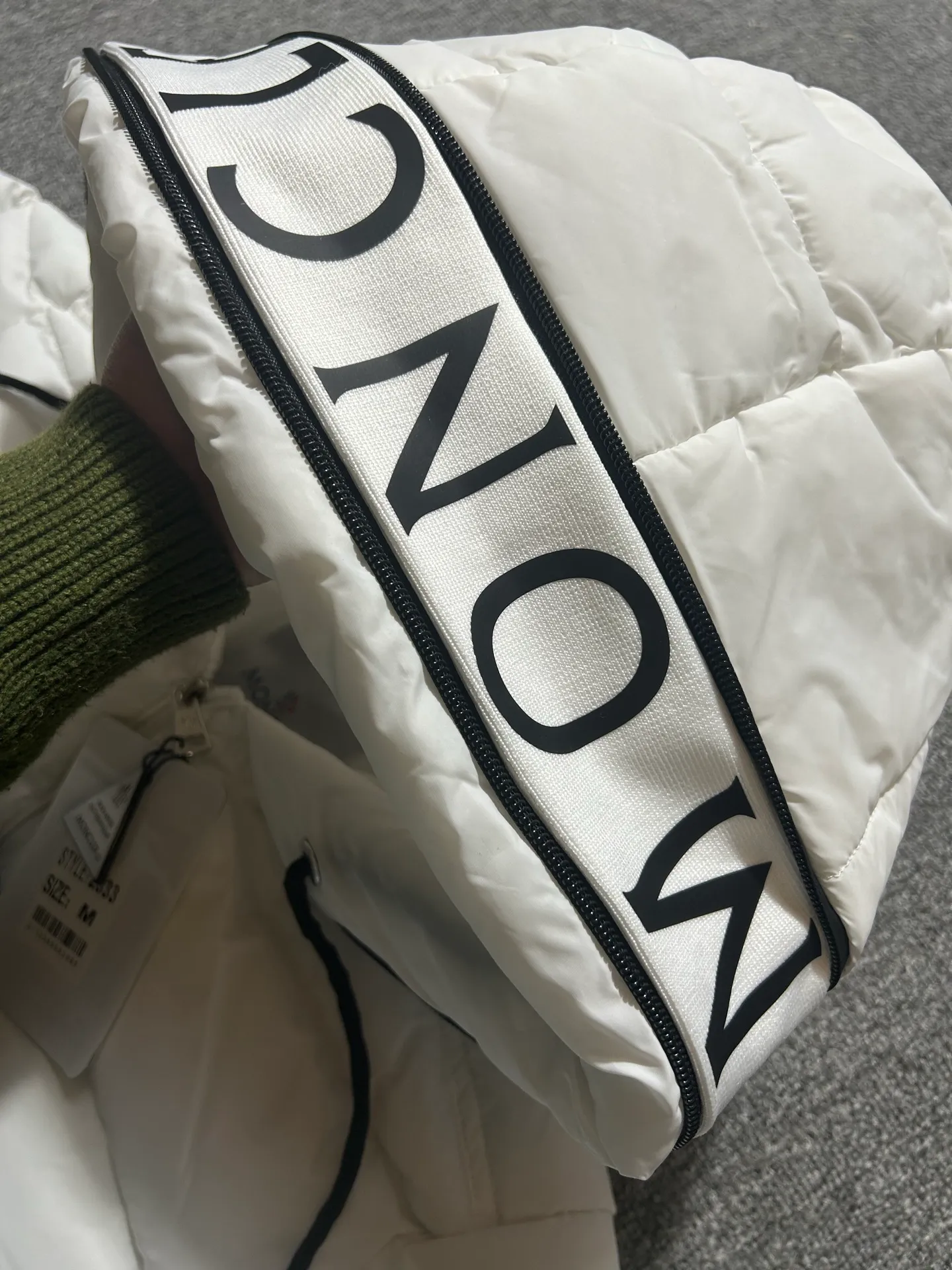 P450 000040 #FF2533 Moncler Cardere Series Short Down Jacket Letter printed short long-sleeved hooded down jacket. With official website QR code, five sheets of matching accessories details. Washable. The zipper of the hood can be zipped up. Size: M-XXL