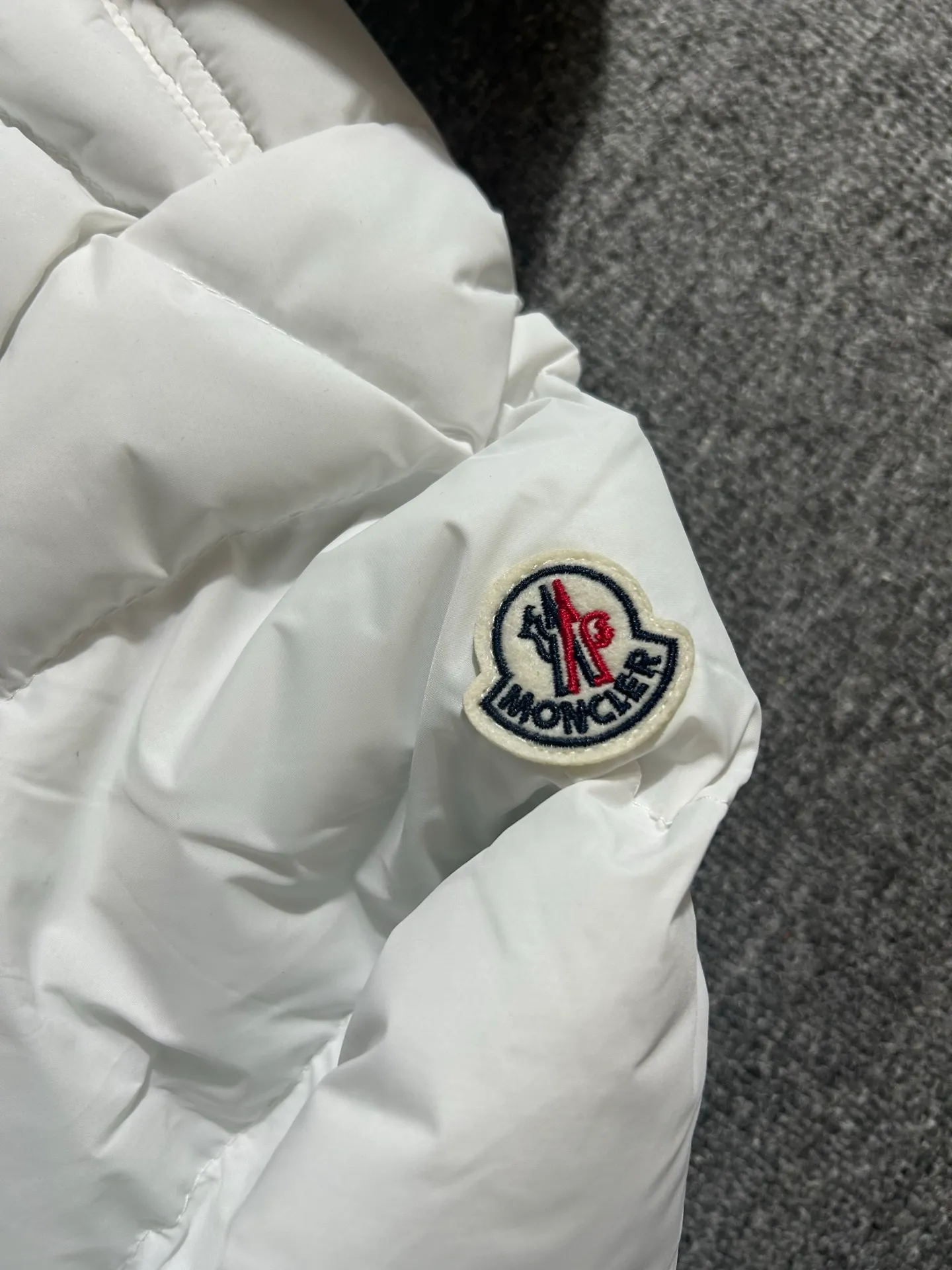 P450 000040 #FF2533 Moncler Cardere Series Short Down Jacket Letter printed short long-sleeved hooded down jacket. With official website QR code, five sheets of matching accessories details. Washable. The zipper of the hood can be zipped up. Size: M-XXL