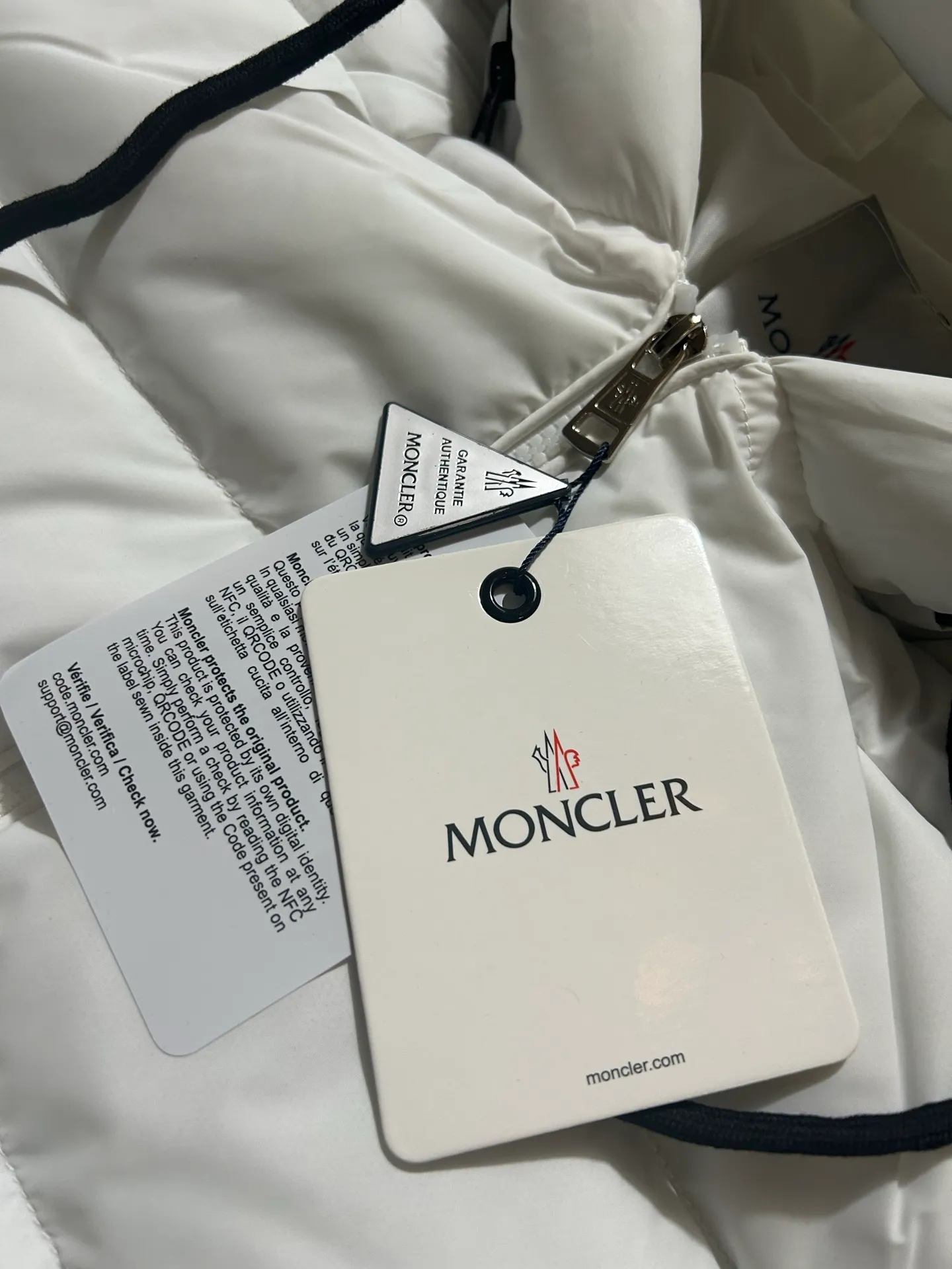 P450 000040 #FF2533 Moncler Cardere Series Short Down Jacket Letter printed short long-sleeved hooded down jacket. With official website QR code, five sheets of matching accessories details. Washable. The zipper of the hood can be zipped up. Size: M-XXL