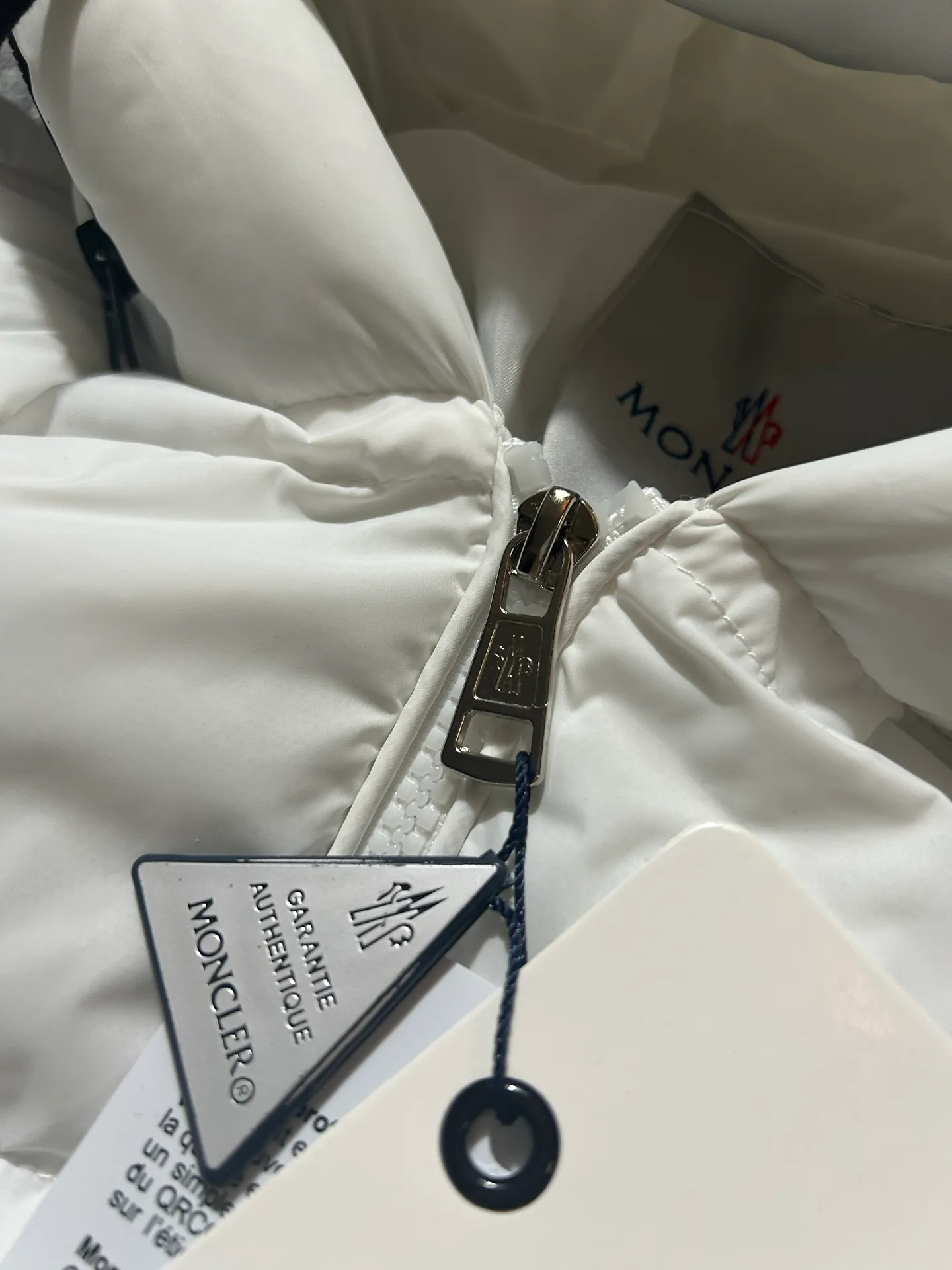 P450 000040 #FF2533 Moncler Cardere Series Short Down Jacket Letter printed short long-sleeved hooded down jacket. With official website QR code, five sheets of matching accessories details. Washable. The zipper of the hood can be zipped up. Size: M-XXL