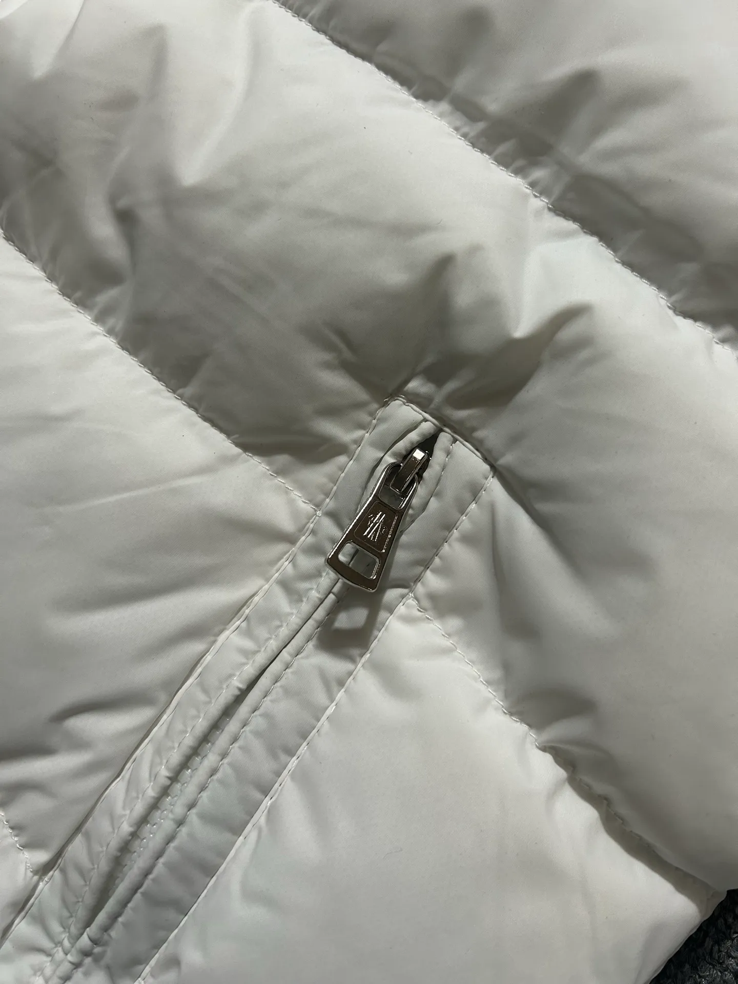 P450 000040 #FF2533 Moncler Cardere Series Short Down Jacket Letter printed short long-sleeved hooded down jacket. With official website QR code, five sheets of matching accessories details. Washable. The zipper of the hood can be zipped up. Size: M-XXL