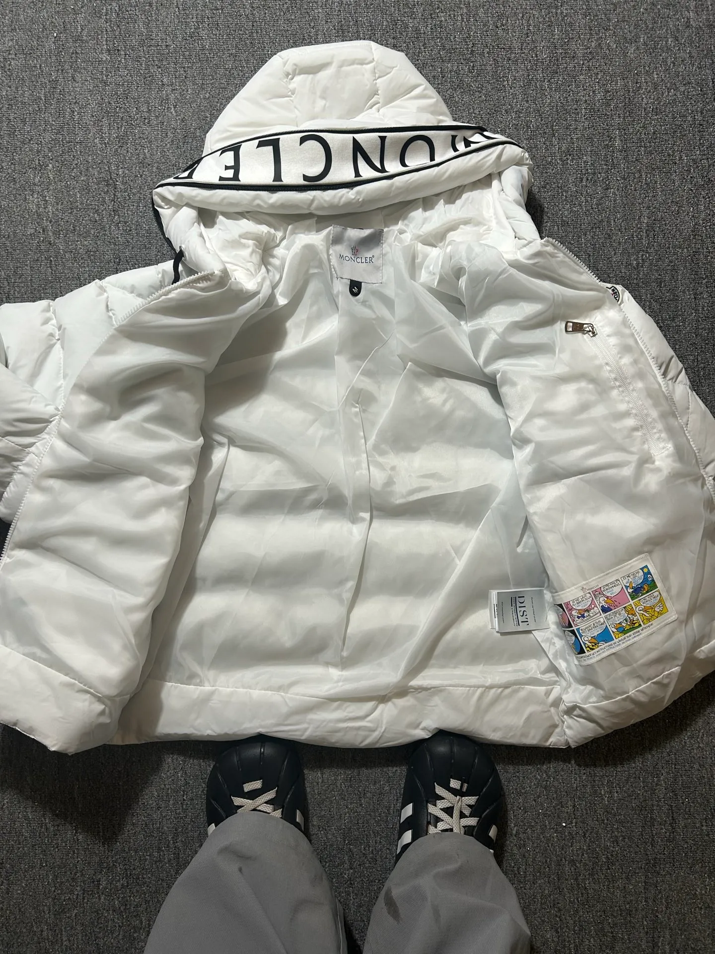 P450 000040 #FF2533 Moncler Cardere Series Short Down Jacket Letter printed short long-sleeved hooded down jacket. With official website QR code, five sheets of matching accessories details. Washable. The zipper of the hood can be zipped up. Size: M-XXL