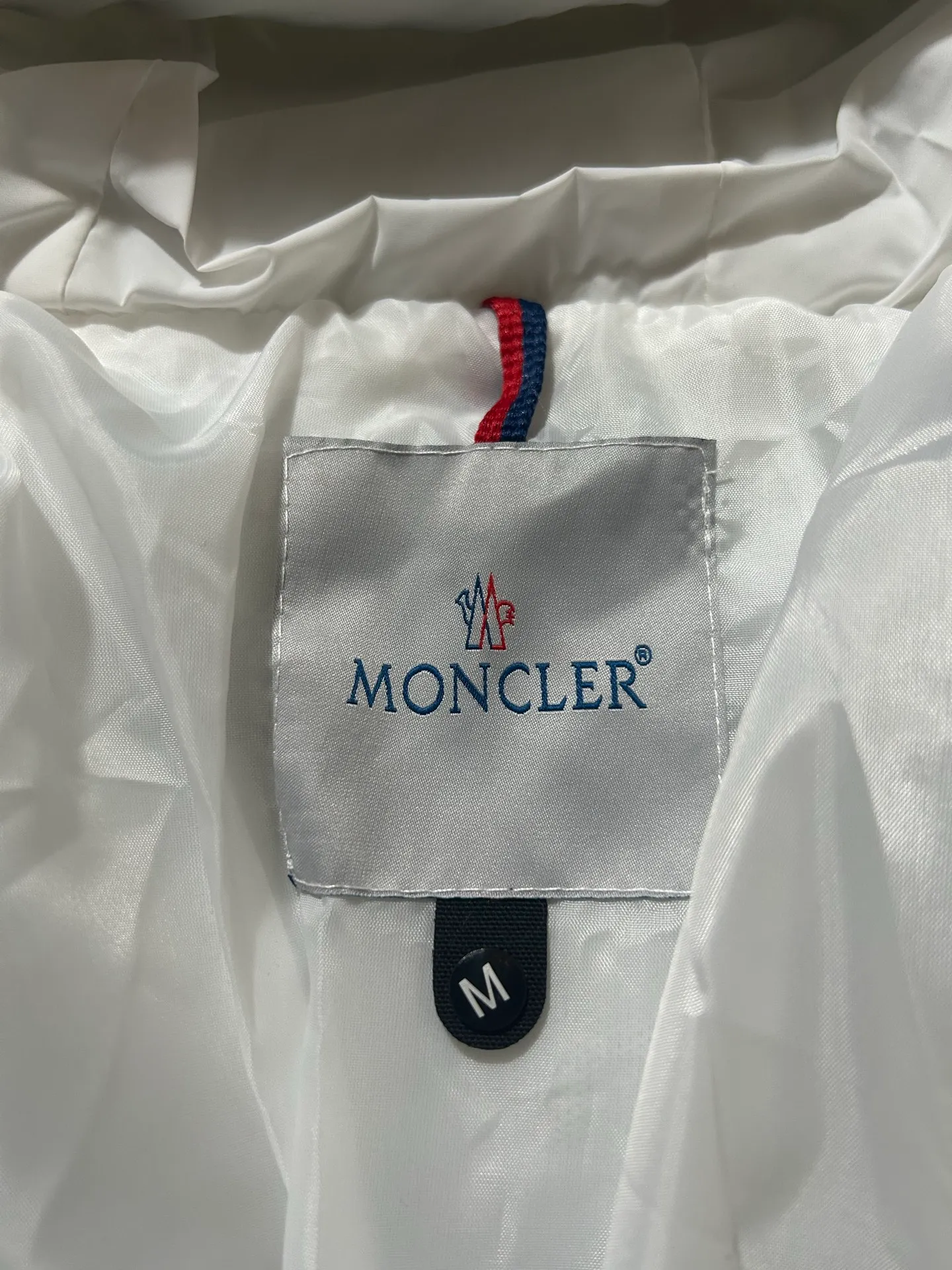 P450 000040 #FF2533 Moncler Cardere Series Short Down Jacket Letter printed short long-sleeved hooded down jacket. With official website QR code, five sheets of matching accessories details. Washable. The zipper of the hood can be zipped up. Size: M-XXL