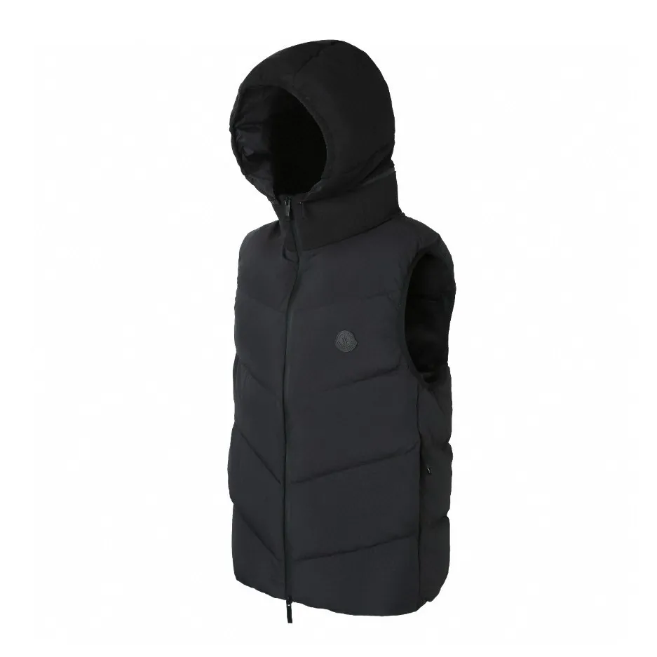 P680 Exclusive supply] Moncler Guersac Twill Quilted Hooded Down Vest (Black) The fabric is made of nylon fabric made of 100% nylon. It is woven into a tight and tough fabric through advanced textile technology, which improves the strength of the skeleton and effectively blocks the invasion of cold wind and locks in the warm air generated by the down layer. After tight weaving and special treatment, it has waterproof and windproof functions. The surface forms a certain lotus leaf effect, and is anti-wrinkle and not easy to deform, making it easy for daily care. Filled with 90% selected white duck down and weighing 170g, it ensures fluffiness, quick rebound, lightness and warmth. The quilting stitches are sewn in a diagonal direction at an angle of about 70 degrees, and the diagonal lines are arranged in parallel. The fabric and filling are planned into different functional areas, and the quilting stitches in each partition are relatively independent. This allows the finished product to produce a larger deformation space along the diagonal direction when stretched and pressed, making it less likely to tighten and break, and has rich visual effects, modern and advanced features. After the hood is removed, the stand-up collar displays an embossed logo of the same color, adding a unique visual experience and tactile details. Size:1-2-3-4