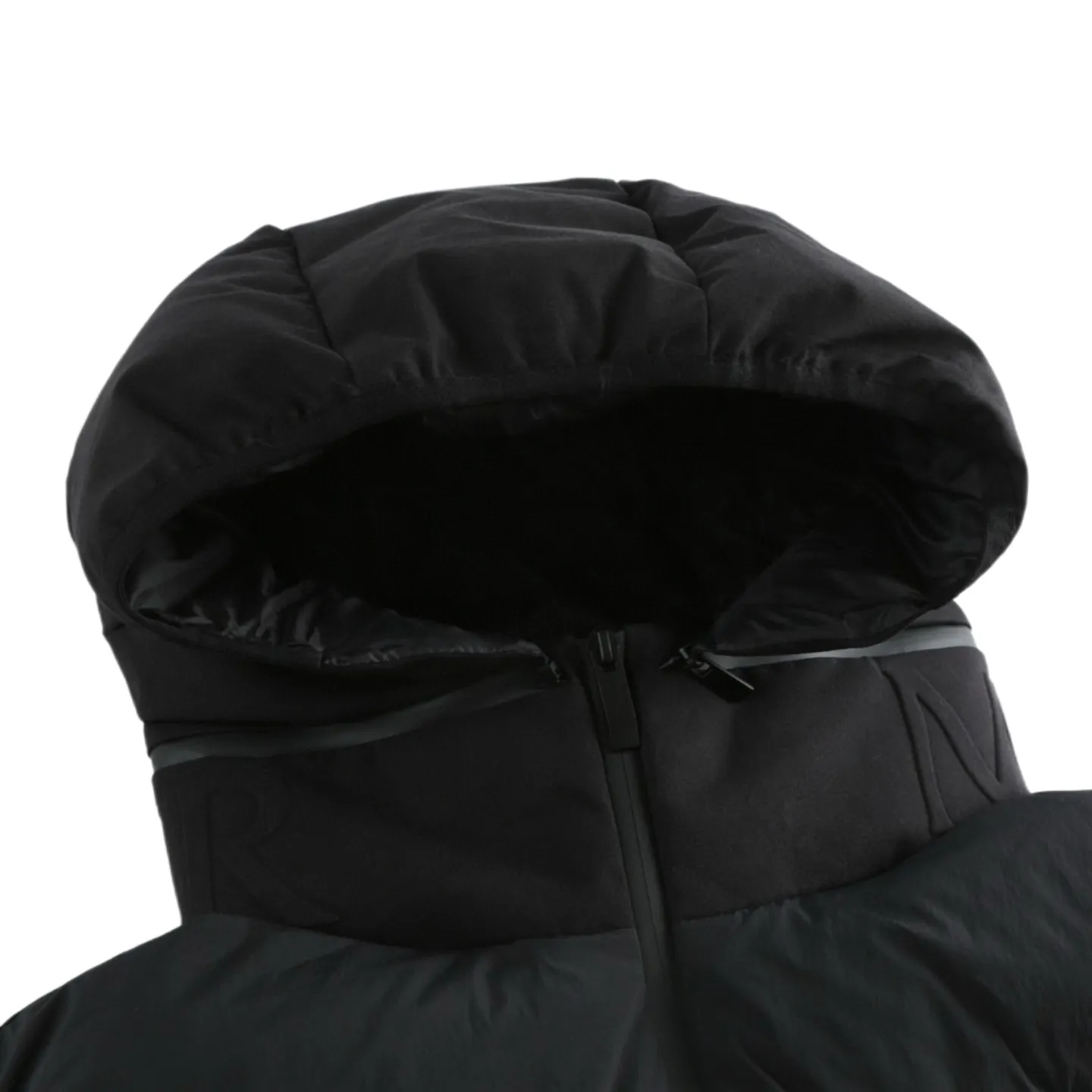 P680 Exclusive supply] Moncler Guersac Twill Quilted Hooded Down Vest (Black) The fabric is made of nylon fabric made of 100% nylon. It is woven into a tight and tough fabric through advanced textile technology, which improves the strength of the skeleton and effectively blocks the invasion of cold wind and locks in the warm air generated by the down layer. After tight weaving and special treatment, it has waterproof and windproof functions. The surface forms a certain lotus leaf effect, and is anti-wrinkle and not easy to deform, making it easy for daily care. Filled with 90% selected white duck down and weighing 170g, it ensures fluffiness, quick rebound, lightness and warmth. The quilting stitches are sewn in a diagonal direction at an angle of about 70 degrees, and the diagonal lines are arranged in parallel. The fabric and filling are planned into different functional areas, and the quilting stitches in each partition are relatively independent. This allows the finished product to produce a larger deformation space along the diagonal direction when stretched and pressed, making it less likely to tighten and break, and has rich visual effects, modern and advanced features. After the hood is removed, the stand-up collar displays an embossed logo of the same color, adding a unique visual experience and tactile details. Size:1-2-3-4