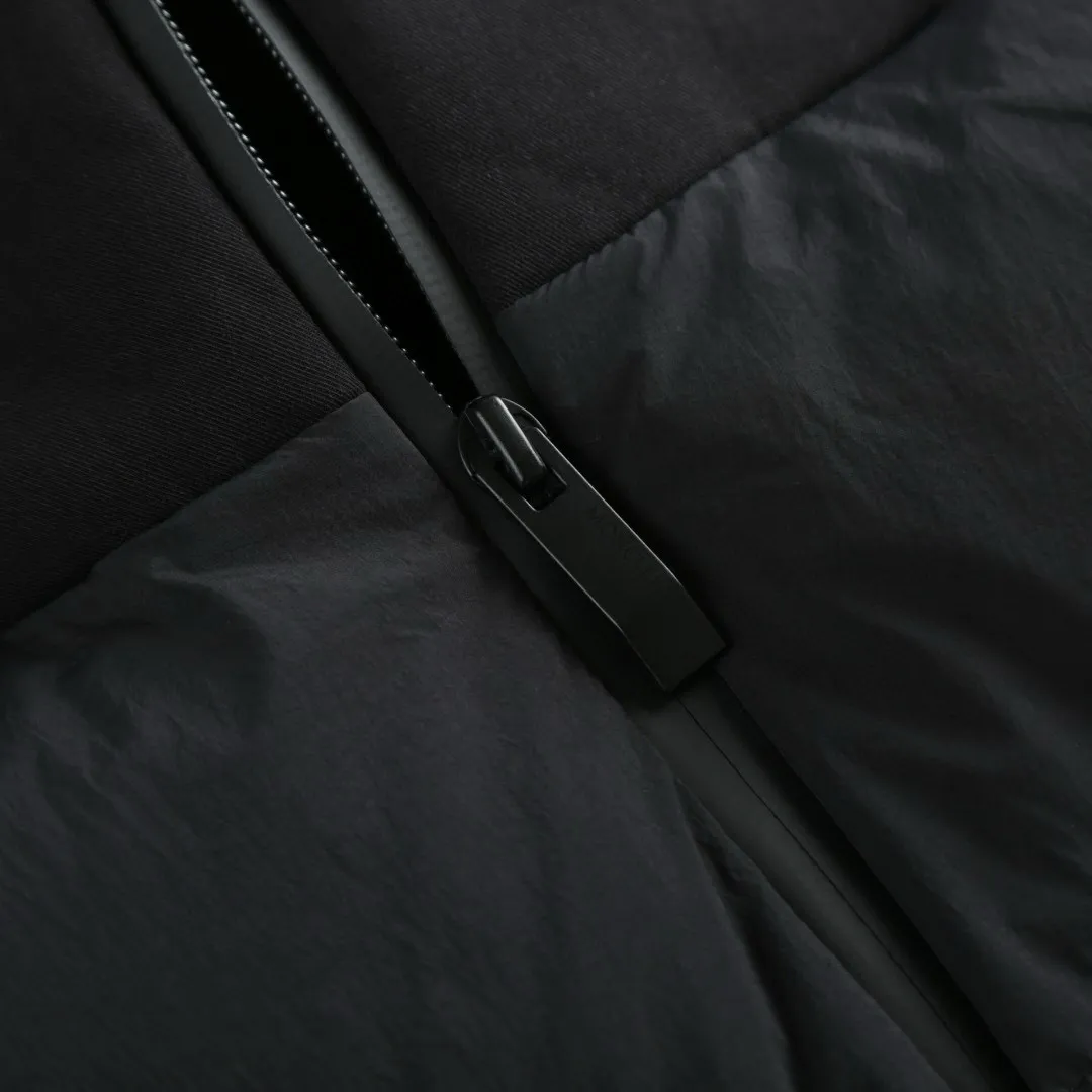 P680 Exclusive supply] Moncler Guersac Twill Quilted Hooded Down Vest (Black) The fabric is made of nylon fabric made of 100% nylon. It is woven into a tight and tough fabric through advanced textile technology, which improves the strength of the skeleton and effectively blocks the invasion of cold wind and locks in the warm air generated by the down layer. After tight weaving and special treatment, it has waterproof and windproof functions. The surface forms a certain lotus leaf effect, and is anti-wrinkle and not easy to deform, making it easy for daily care. Filled with 90% selected white duck down and weighing 170g, it ensures fluffiness, quick rebound, lightness and warmth. The quilting stitches are sewn in a diagonal direction at an angle of about 70 degrees, and the diagonal lines are arranged in parallel. The fabric and filling are planned into different functional areas, and the quilting stitches in each partition are relatively independent. This allows the finished product to produce a larger deformation space along the diagonal direction when stretched and pressed, making it less likely to tighten and break, and has rich visual effects, modern and advanced features. After the hood is removed, the stand-up collar displays an embossed logo of the same color, adding a unique visual experience and tactile details. Size:1-2-3-4