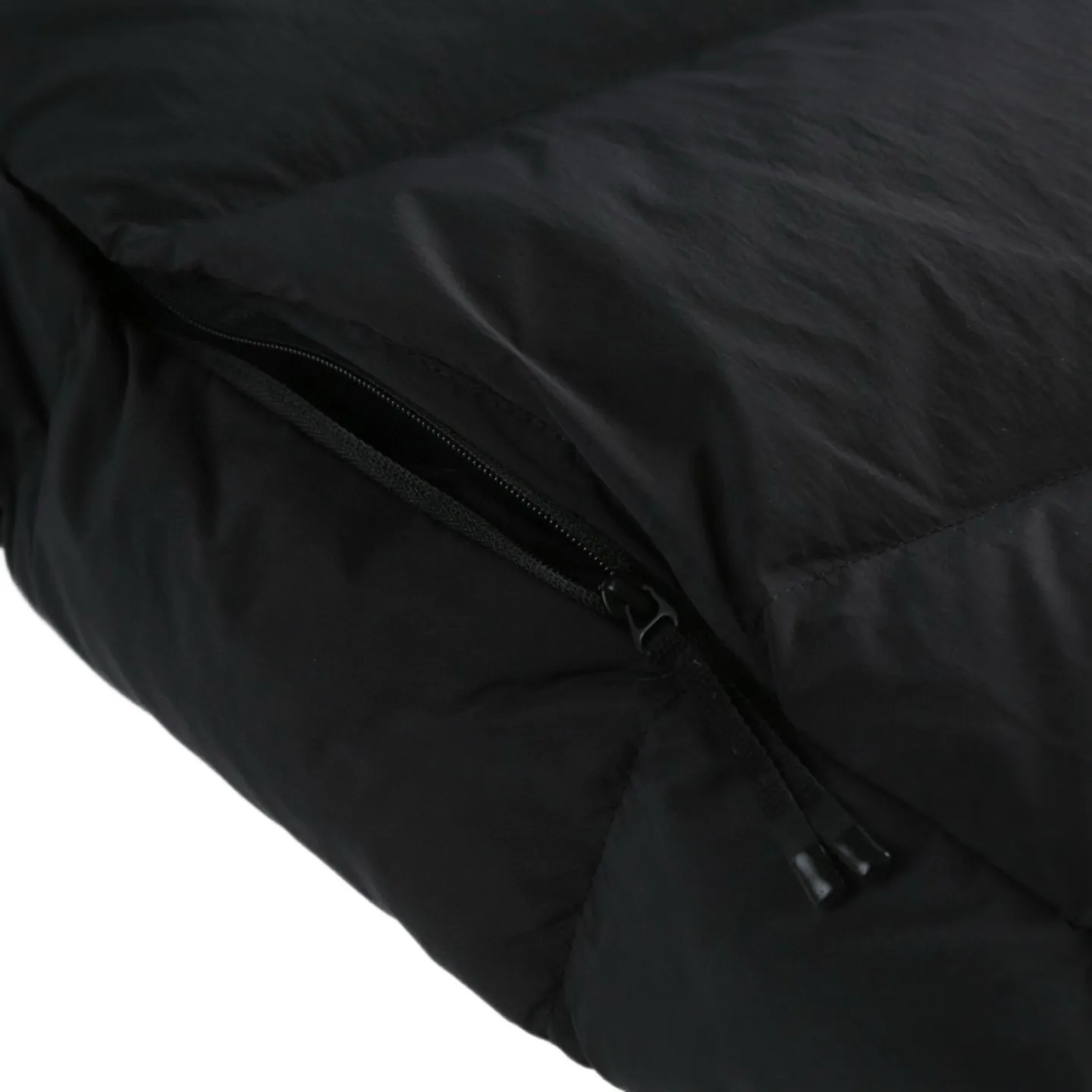 P680 Exclusive supply] Moncler Guersac Twill Quilted Hooded Down Vest (Black) The fabric is made of nylon fabric made of 100% nylon. It is woven into a tight and tough fabric through advanced textile technology, which improves the strength of the skeleton and effectively blocks the invasion of cold wind and locks in the warm air generated by the down layer. After tight weaving and special treatment, it has waterproof and windproof functions. The surface forms a certain lotus leaf effect, and is anti-wrinkle and not easy to deform, making it easy for daily care. Filled with 90% selected white duck down and weighing 170g, it ensures fluffiness, quick rebound, lightness and warmth. The quilting stitches are sewn in a diagonal direction at an angle of about 70 degrees, and the diagonal lines are arranged in parallel. The fabric and filling are planned into different functional areas, and the quilting stitches in each partition are relatively independent. This allows the finished product to produce a larger deformation space along the diagonal direction when stretched and pressed, making it less likely to tighten and break, and has rich visual effects, modern and advanced features. After the hood is removed, the stand-up collar displays an embossed logo of the same color, adding a unique visual experience and tactile details. Size:1-2-3-4