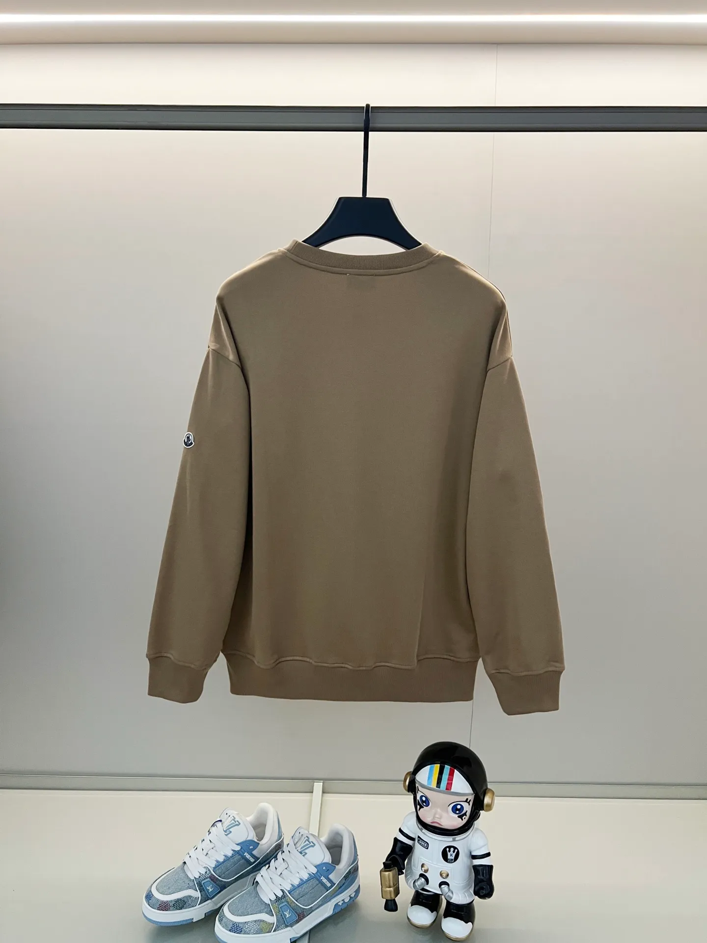 P220 MONCLER/Mask 420g pure cotton round neck sweatshirt Iconic brand letter LOGO ghost printing arm patch technology Official synchronization High version High quality Fashion personality Versatile trend Pure original quality Original fabric Hang tag Collar label Washed wheat Complete three labels Color: Black. White. Khaki. Size: XS-L