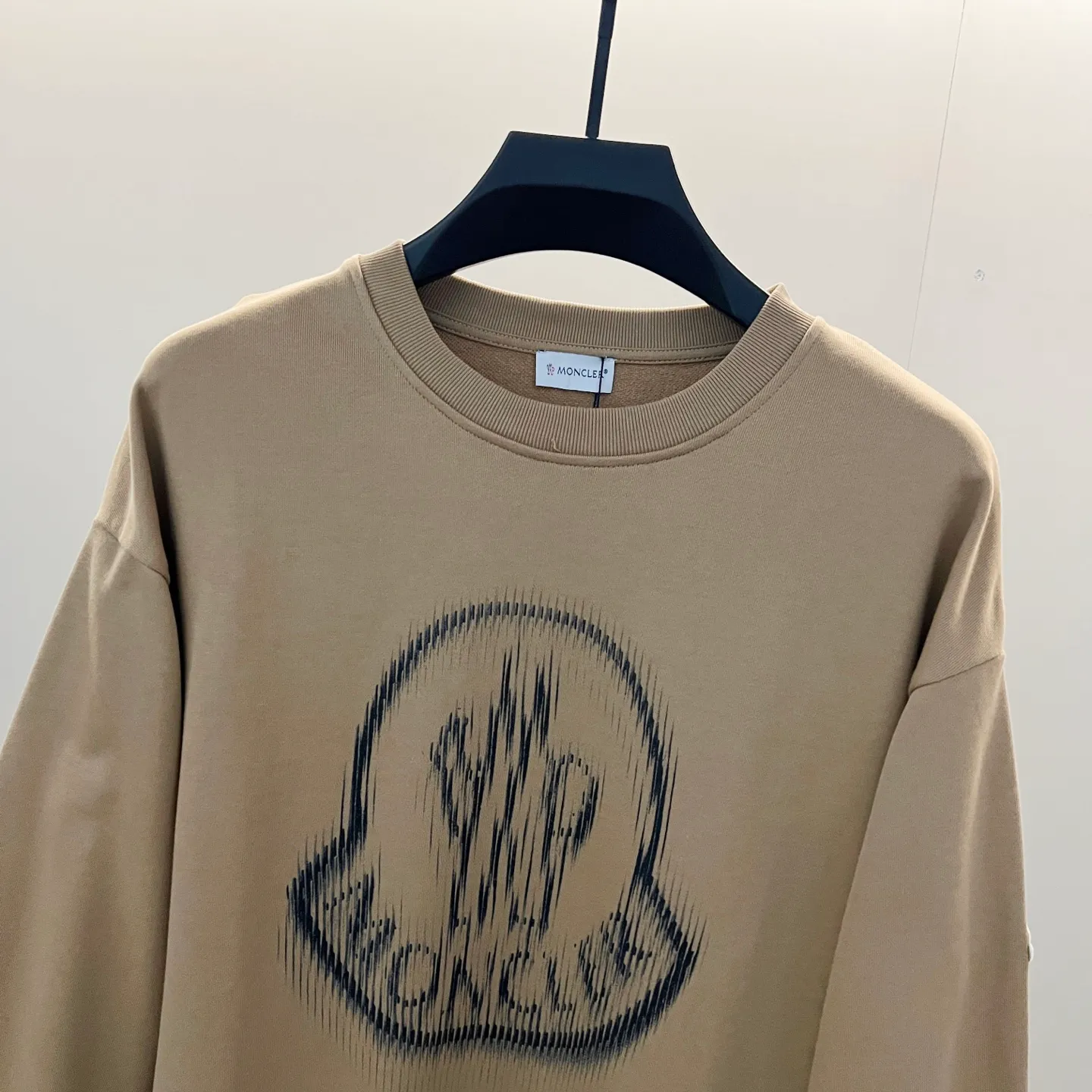 P220 MONCLER/Mask 420g pure cotton round neck sweatshirt Iconic brand letter LOGO ghost printing arm patch technology Official synchronization High version High quality Fashion personality Versatile trend Pure original quality Original fabric Hang tag Collar label Washed wheat Complete three labels Color: Black. White. Khaki. Size: XS-L