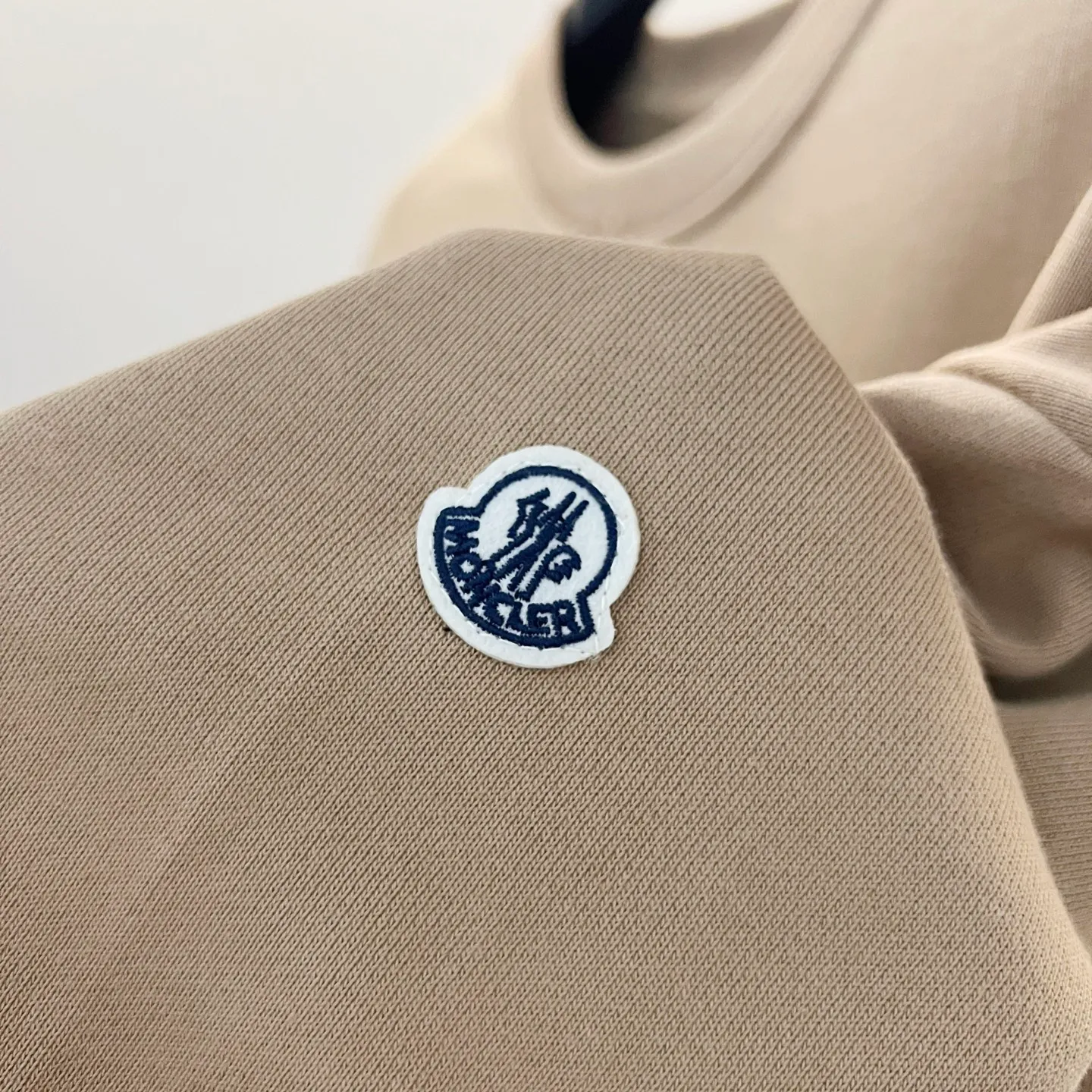P220 MONCLER/Mask 420g pure cotton round neck sweatshirt Iconic brand letter LOGO ghost printing arm patch technology Official synchronization High version High quality Fashion personality Versatile trend Pure original quality Original fabric Hang tag Collar label Washed wheat Complete three labels Color: Black. White. Khaki. Size: XS-L