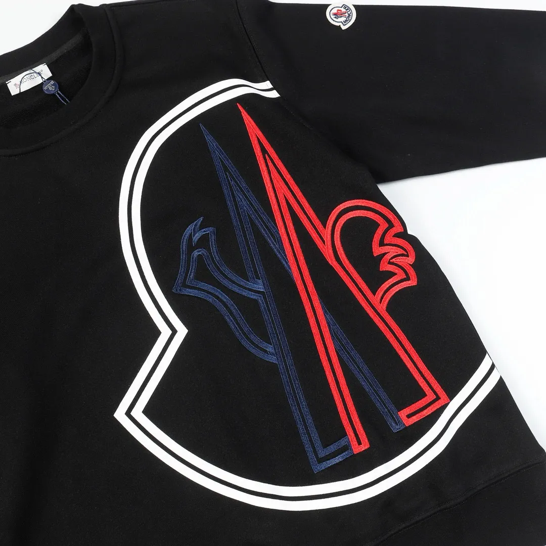 P220 Style No.: 858 〈MONCLER〉 Meng Mouth Heavy Embroidery + Printed Round Neck Sweatshirt The price of the Meng Mouth Sweatshirt is actually quite advantageous. Anyone who has been to the counter should know that the price of the Meng Mouth sweater is not much cheaper than Gucci Burberry. It is just relatively low-key and unwilling to hype. It is a picture that you want to buy or not. The existence of aloofness... ✅460 grams of 100% cotton wool-eating fabric OS version is too large ✅Matched with the original high-weight double yarn thread ✅Correct three-needle and five-thread craftsmanship Chain edge ✅The embroidery has been over-molded The upper body is not pierced Color: Black White Size S M L